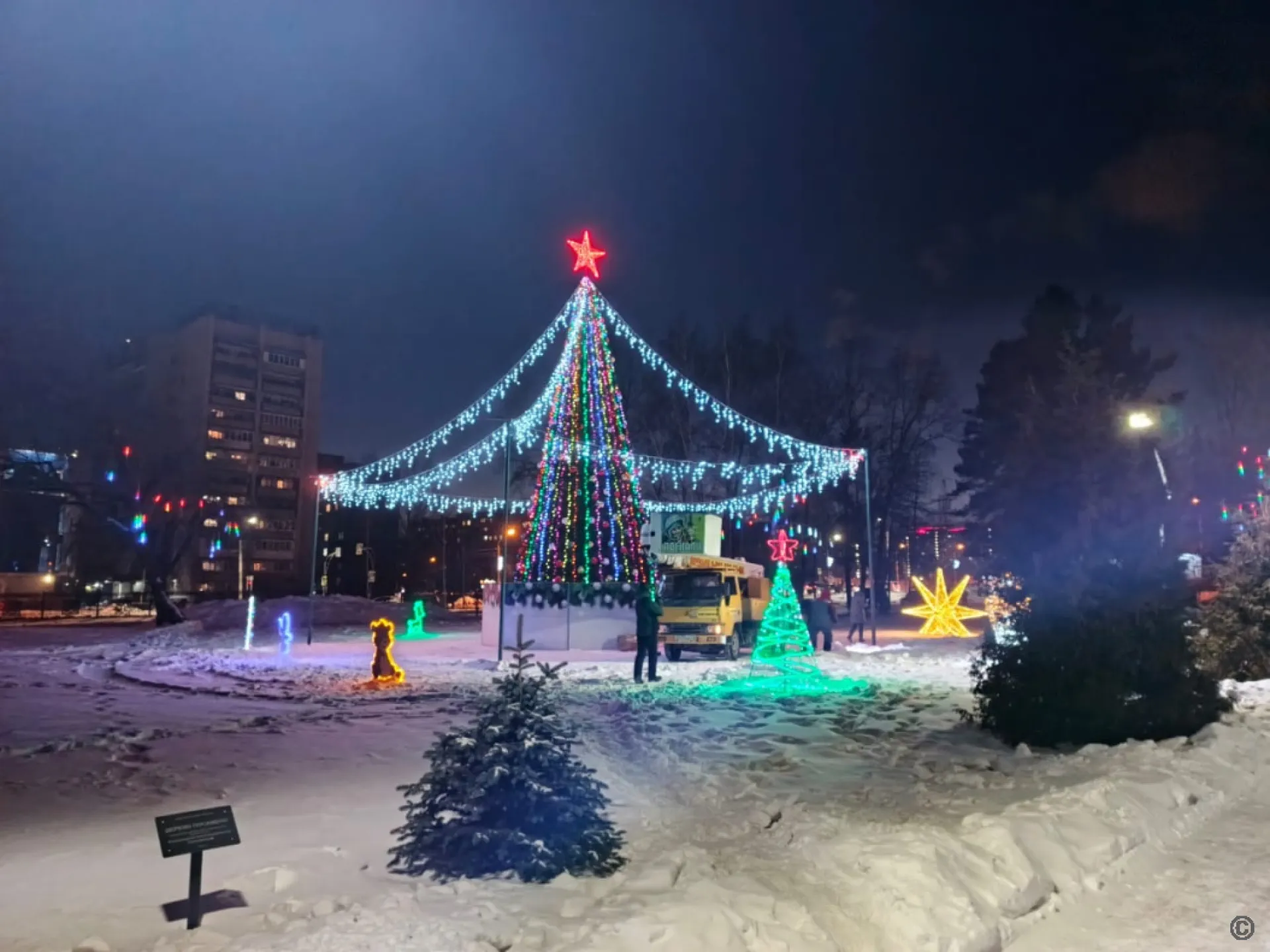 Новогодний городок обустроили в Парке спорта Алексея Смертина в Барнауле