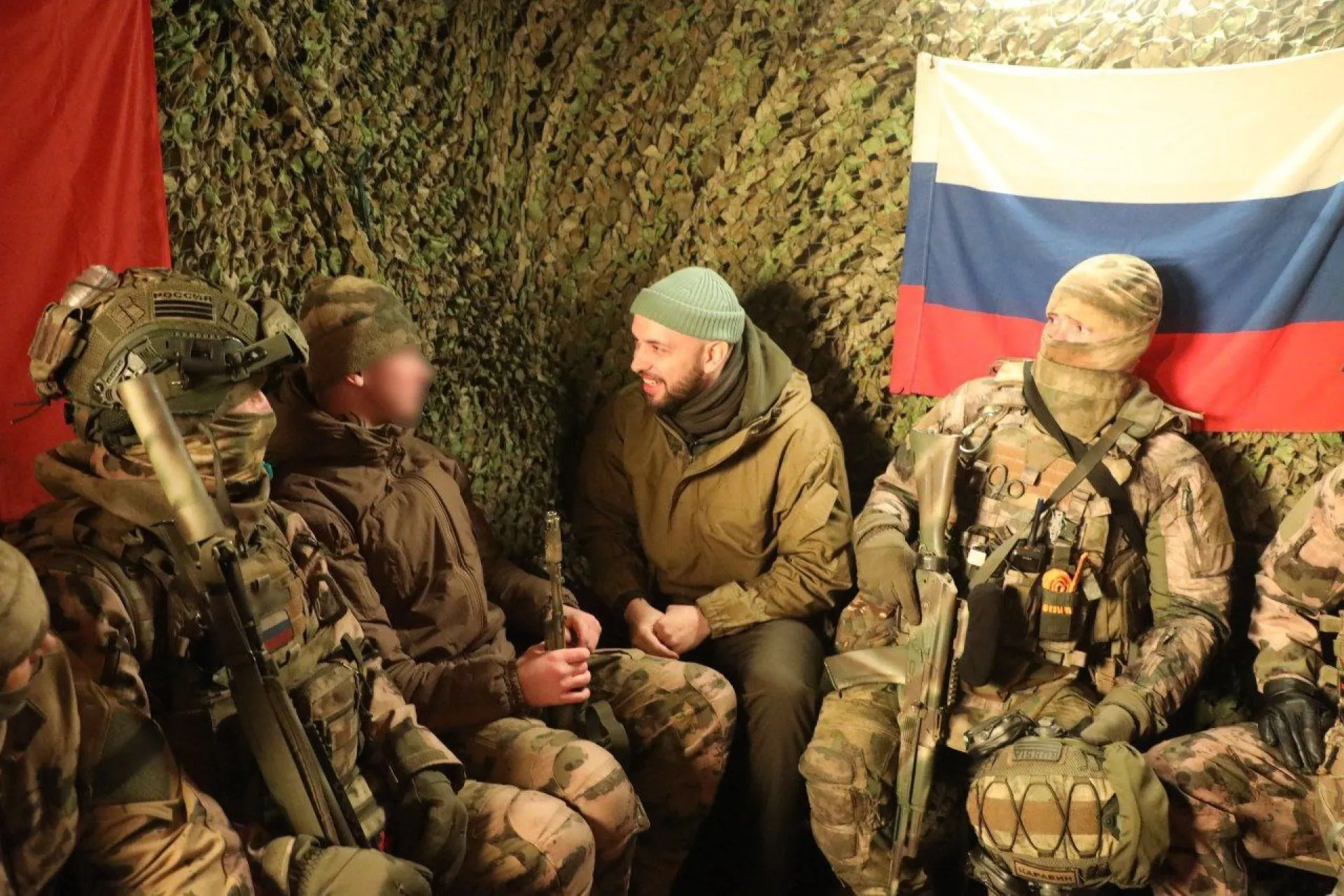 Гитарист группы «Звери» и рэпер ST выступили перед росгвардейцами в зоне СВО