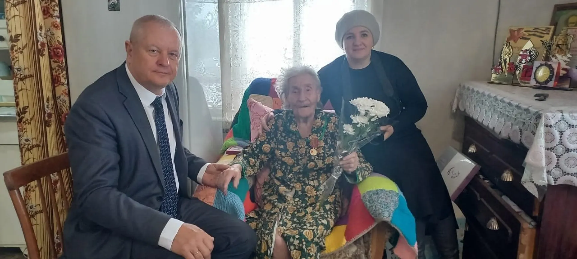 101-летней жительнице Косихинского района вручили медаль к юбилею Победы