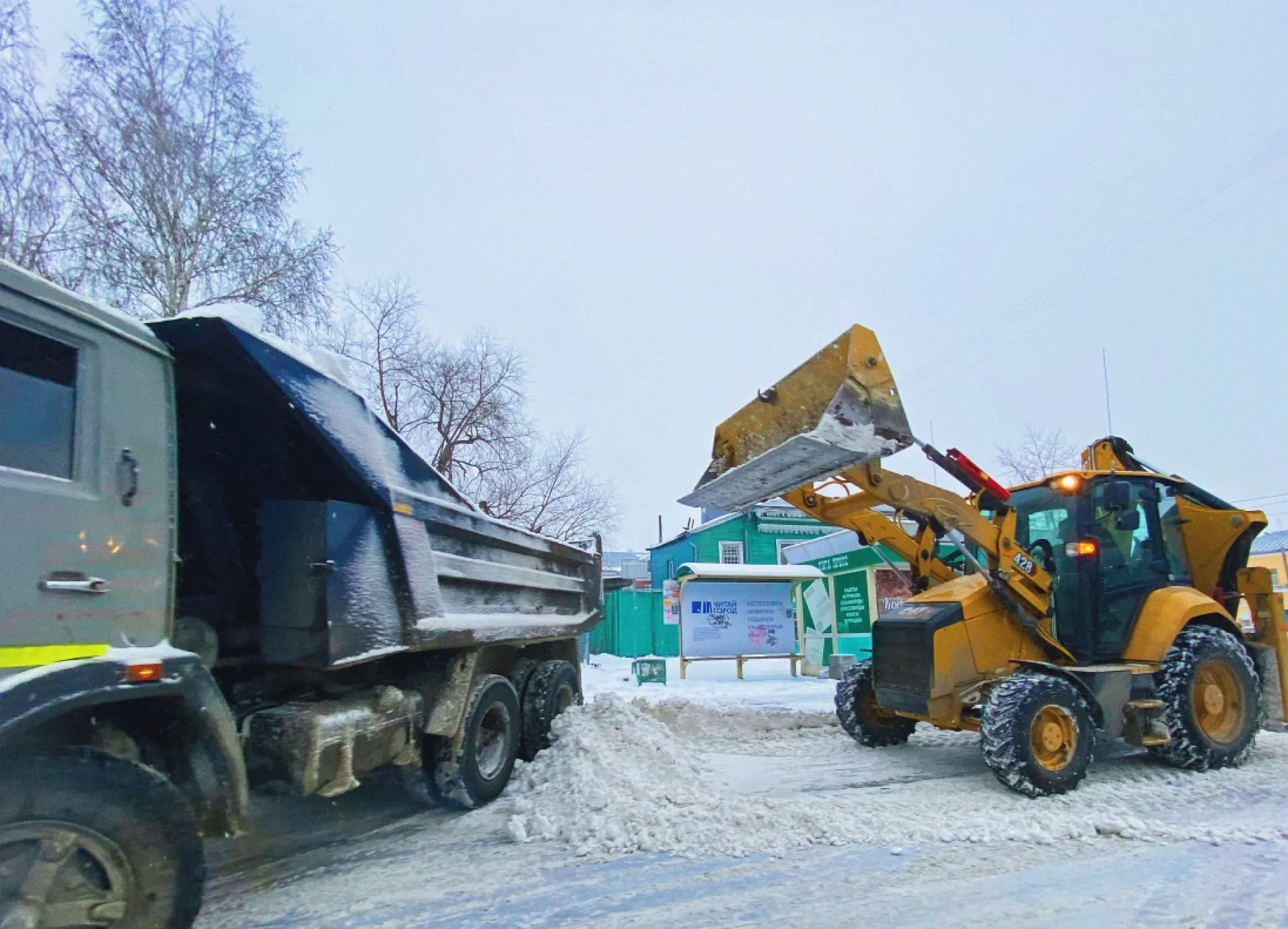 Очистка улиц от снега продолжается в Барнауле в выходные дни Очистка улиц от снега продолжается в Барнауле в выходные дни