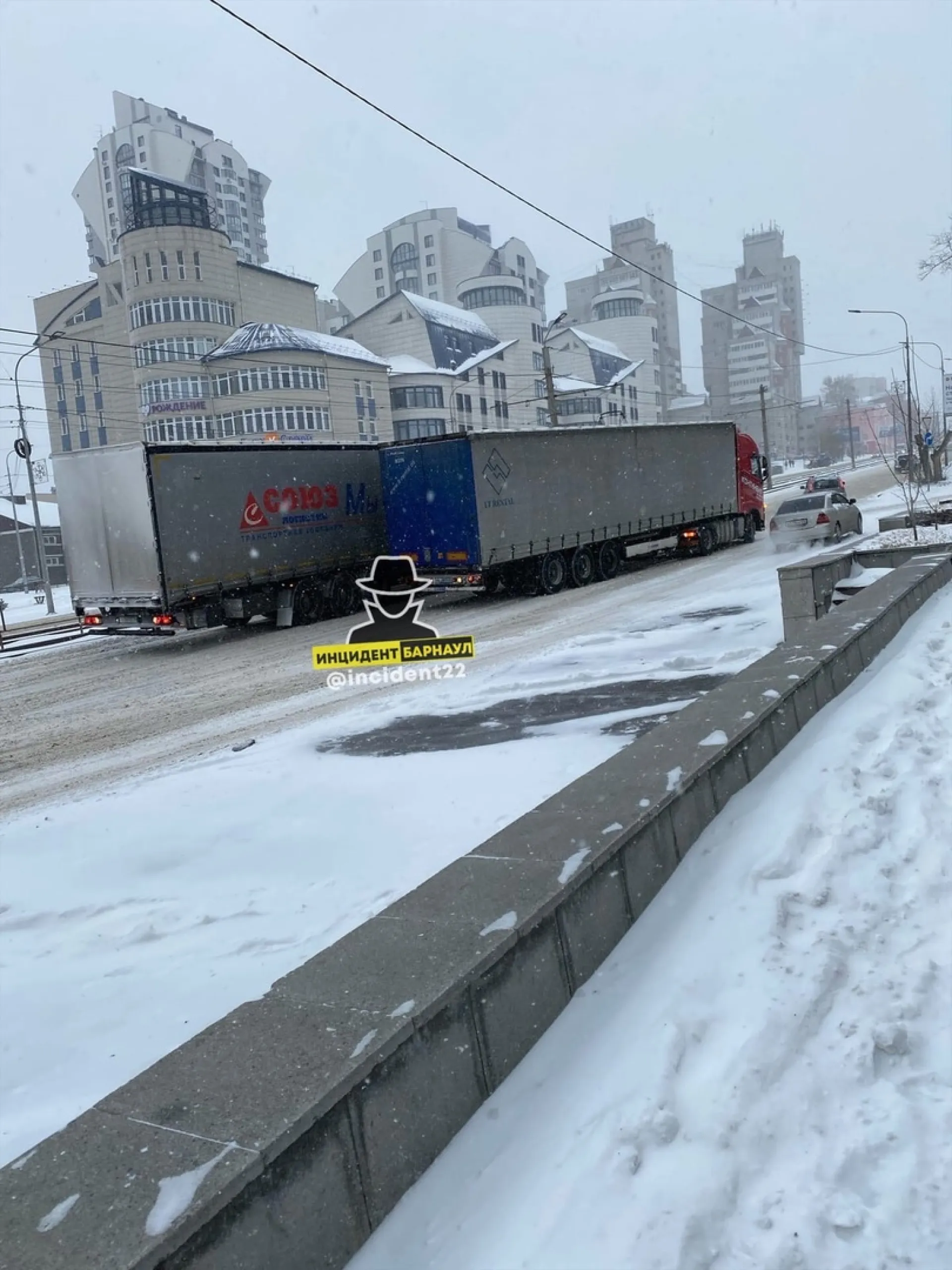 Две фуры заблокировали движение в центре Барнаула