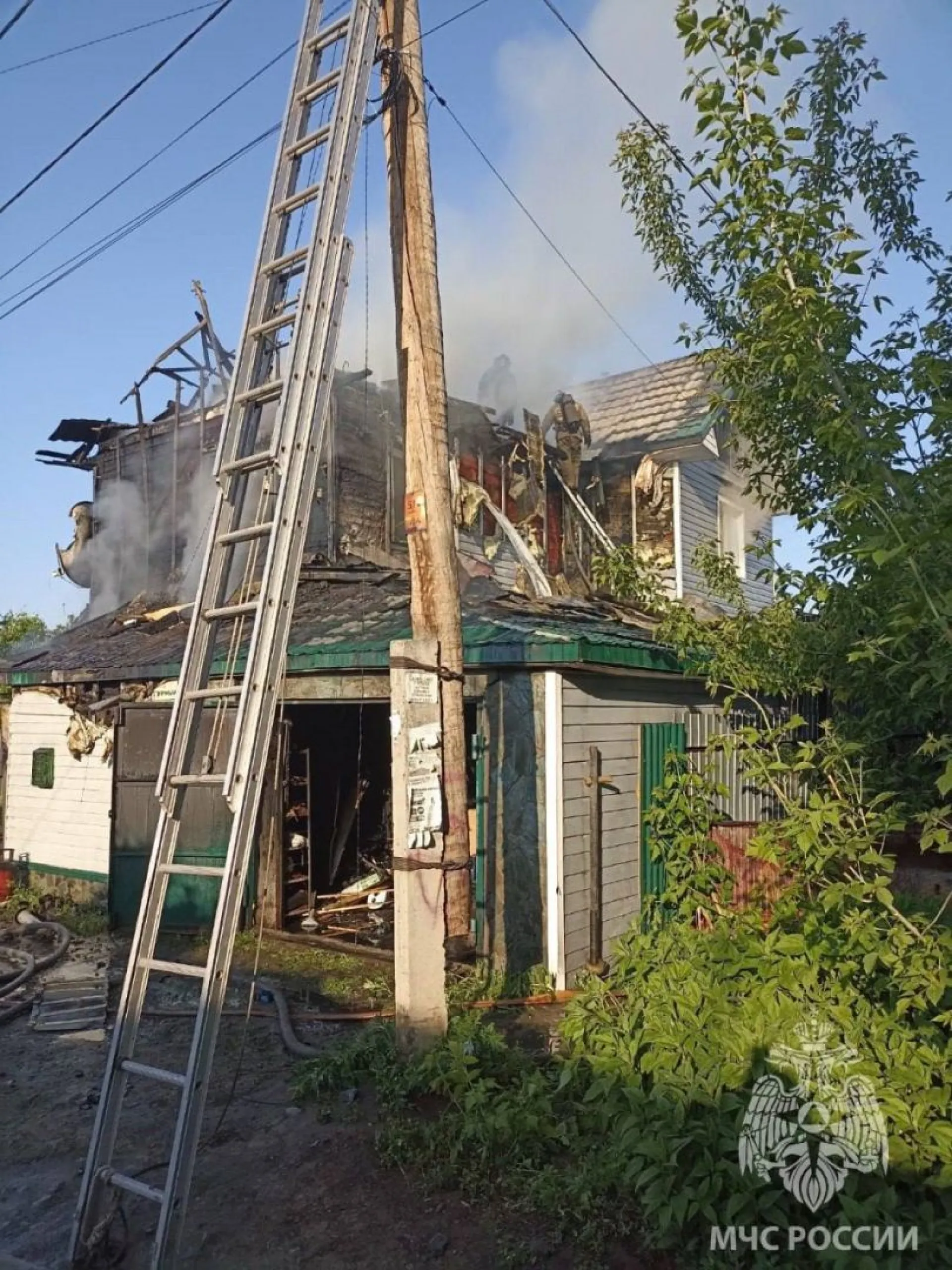 Барнаульские пожарные предотвратили взрыв газа во время пожара в частном доме Барнаульские пожарные предотвратили взрыв газа во время пожара в частном доме