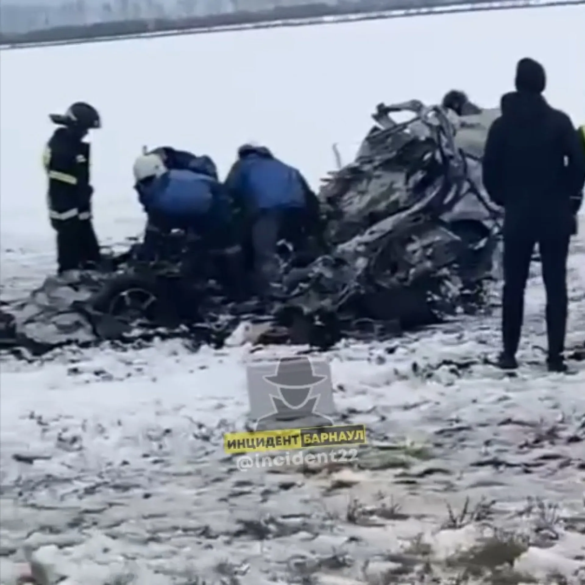 На трассе Барнаул – Бийск КамАЗ столкнулся с внедорожником