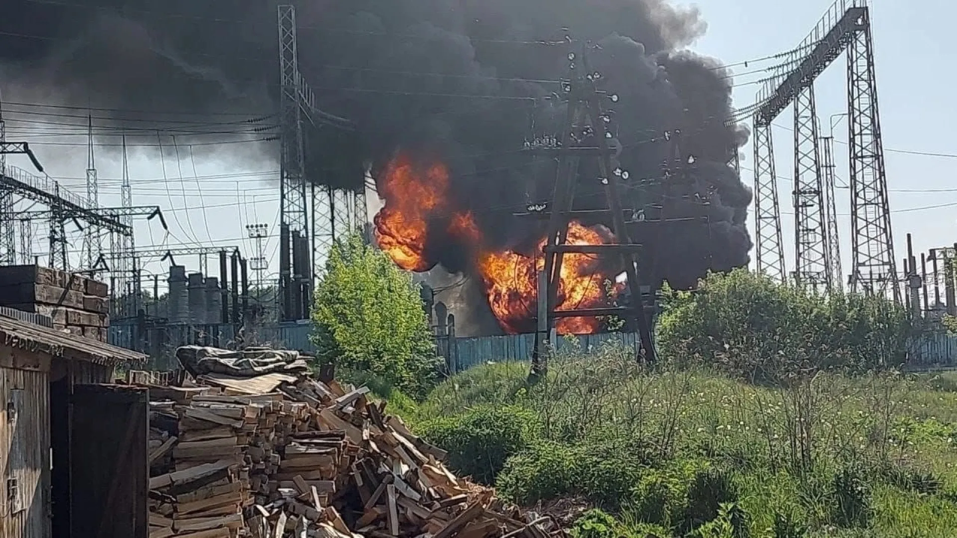 В Смазнево произошел пожар на подстанции В Смазнево произошел пожар на подстанции