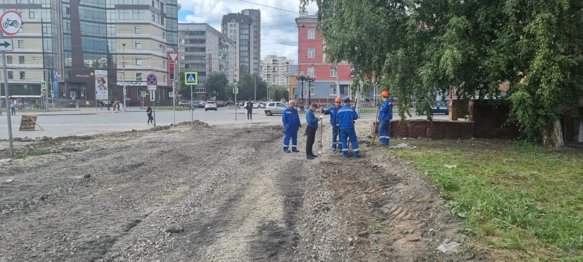 Сквер около медицинского университета начали благоустраивать в Барнауле Сквер около медицинского университета начали благоустраивать в Барнауле