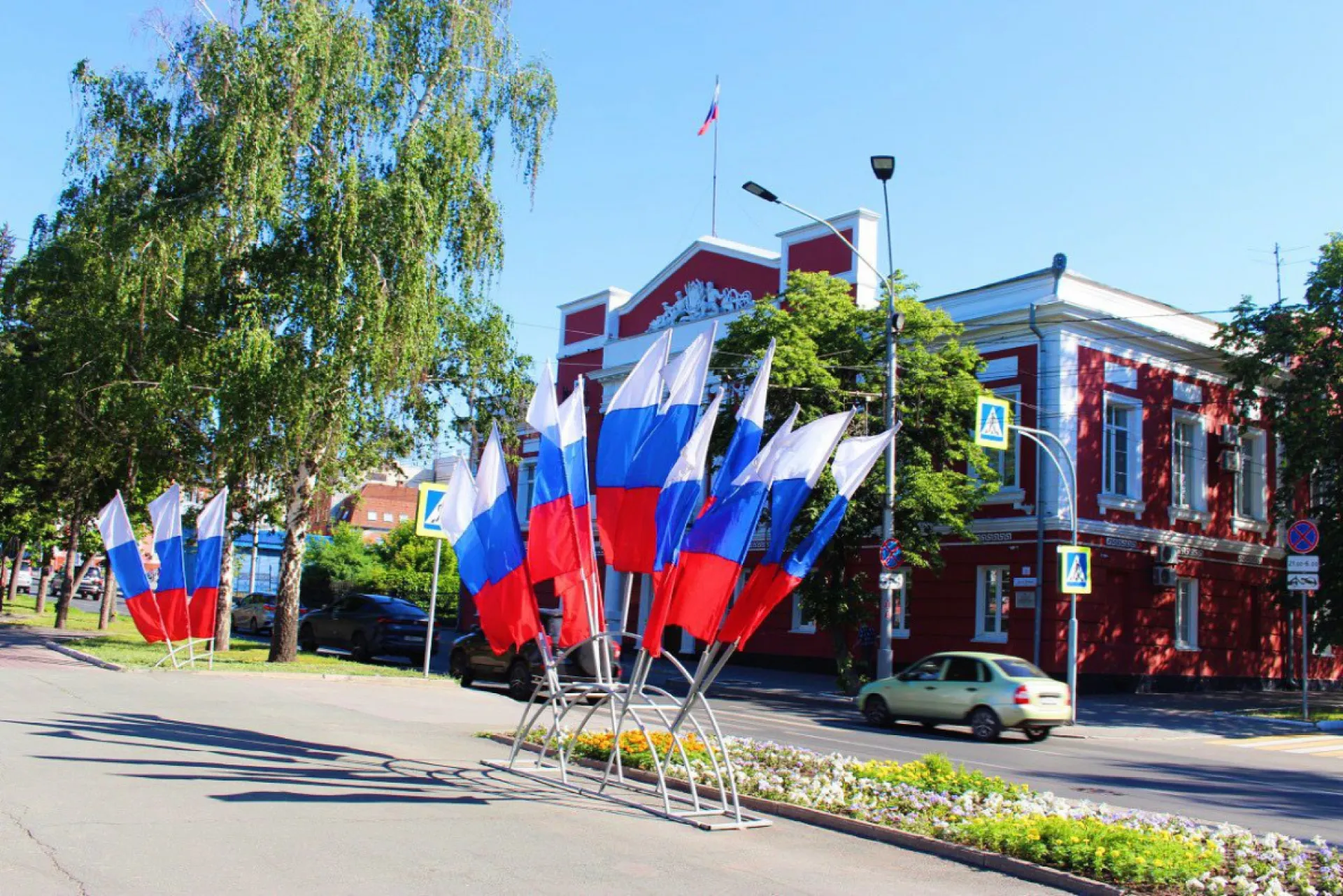 Флаги и праздничные баннеры появились в Барнауле ко Дню России