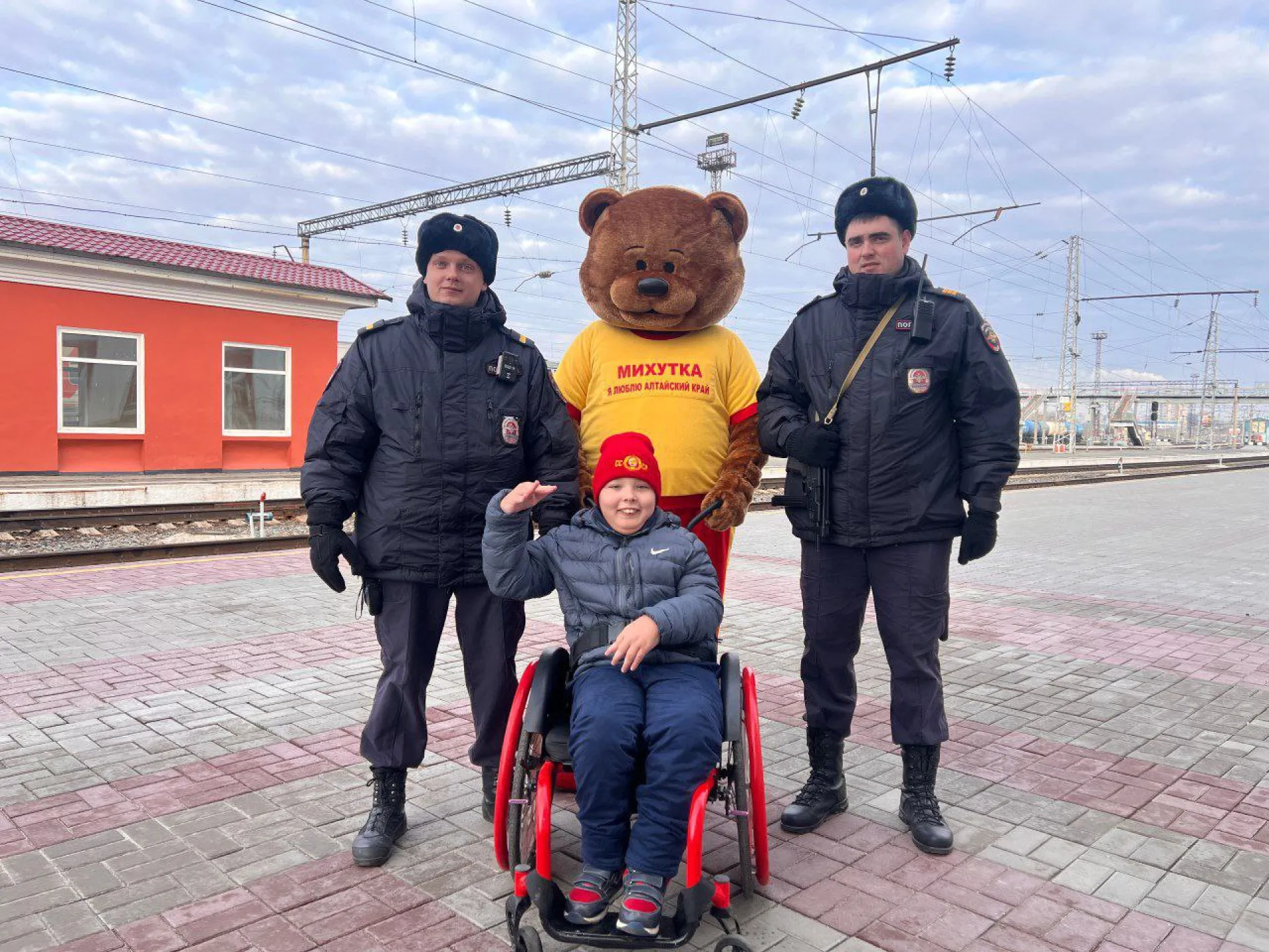 Транспортные полицейские исполнили мечту подопечного местной волонтерской организации в Барнауле Транспортные полицейские исполнили мечту подопечного местной волонтерской организации в Барнауле