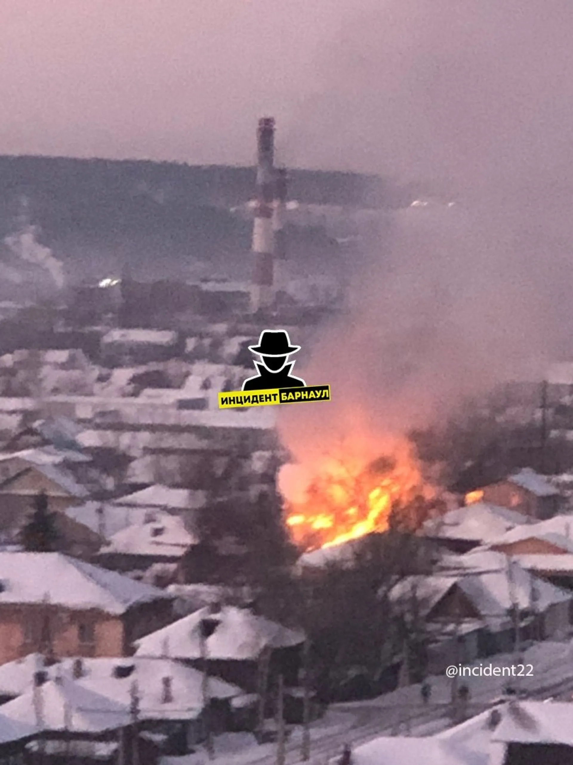 Частный дом загорелся в Барнауле