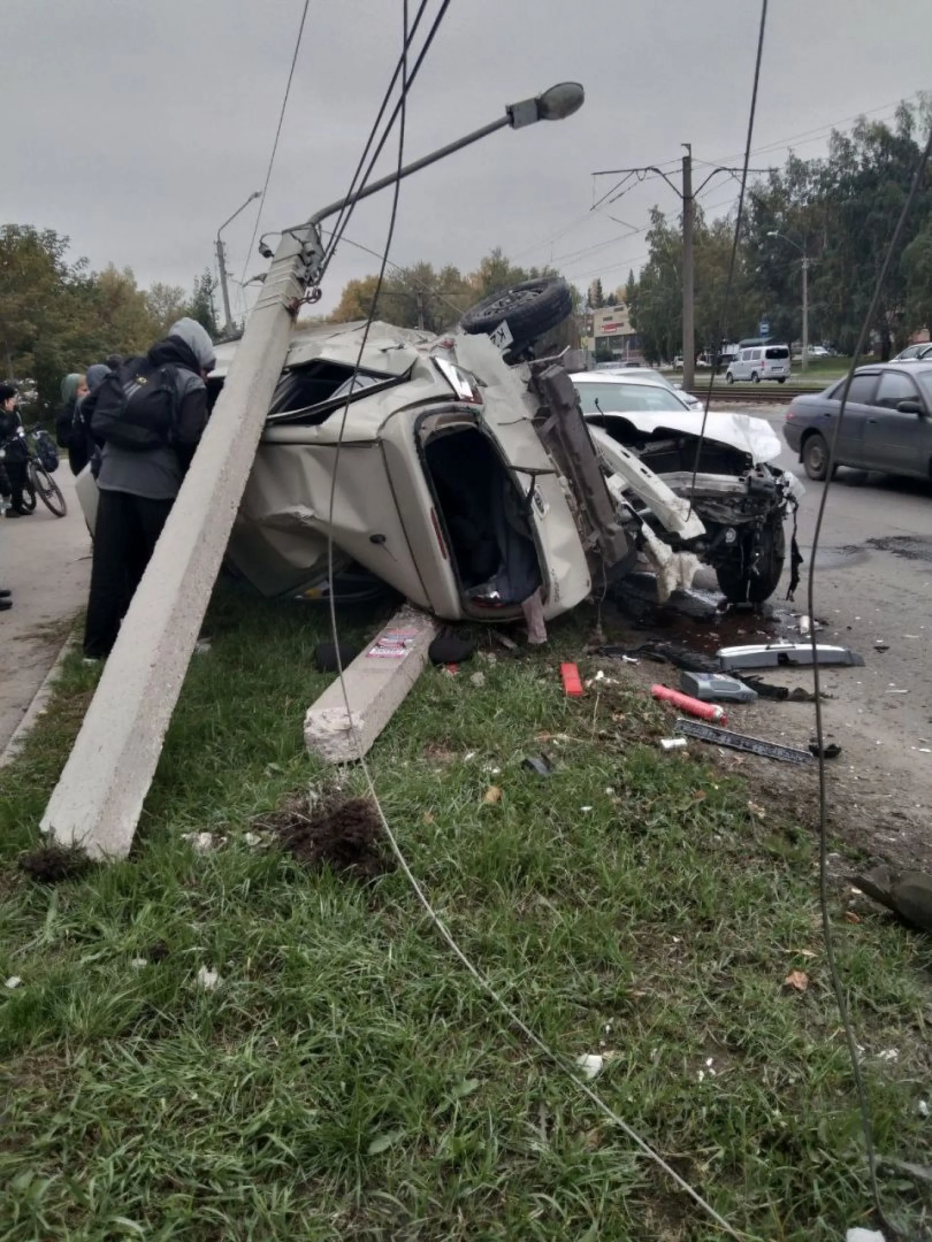 Автомобиль снес опору ЛЭП в Барнауле Автомобиль снес опору ЛЭП в Барнауле