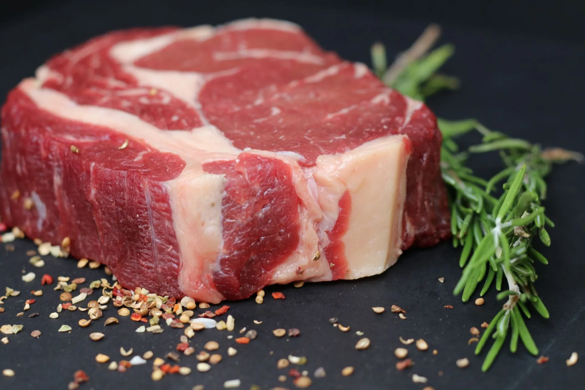 АКЗС: запрет на продажу «домашнего» мяса откладывали семь лет АКЗС: запрет на продажу «домашнего» мяса откладывали семь лет