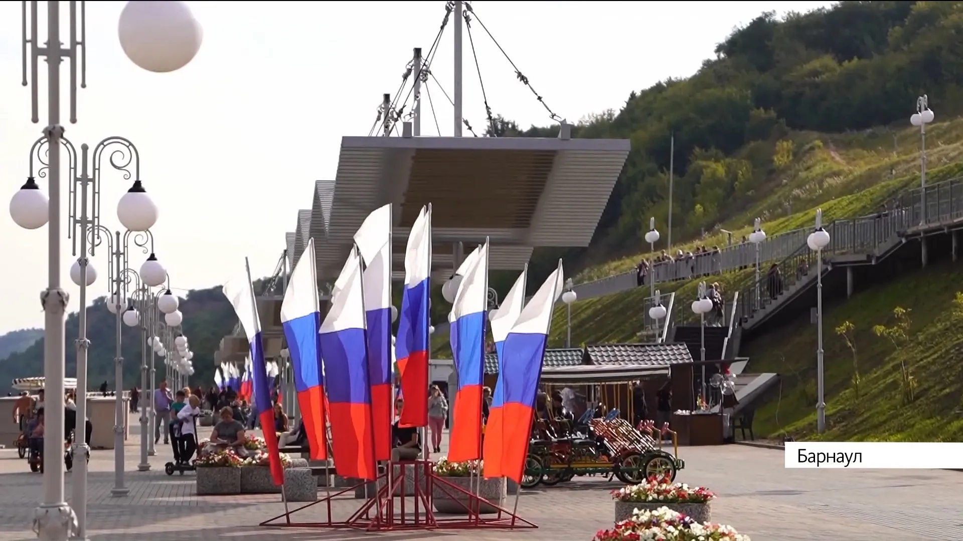 Флешмоб в честь Дня российского флага провели на набережной Барнаула