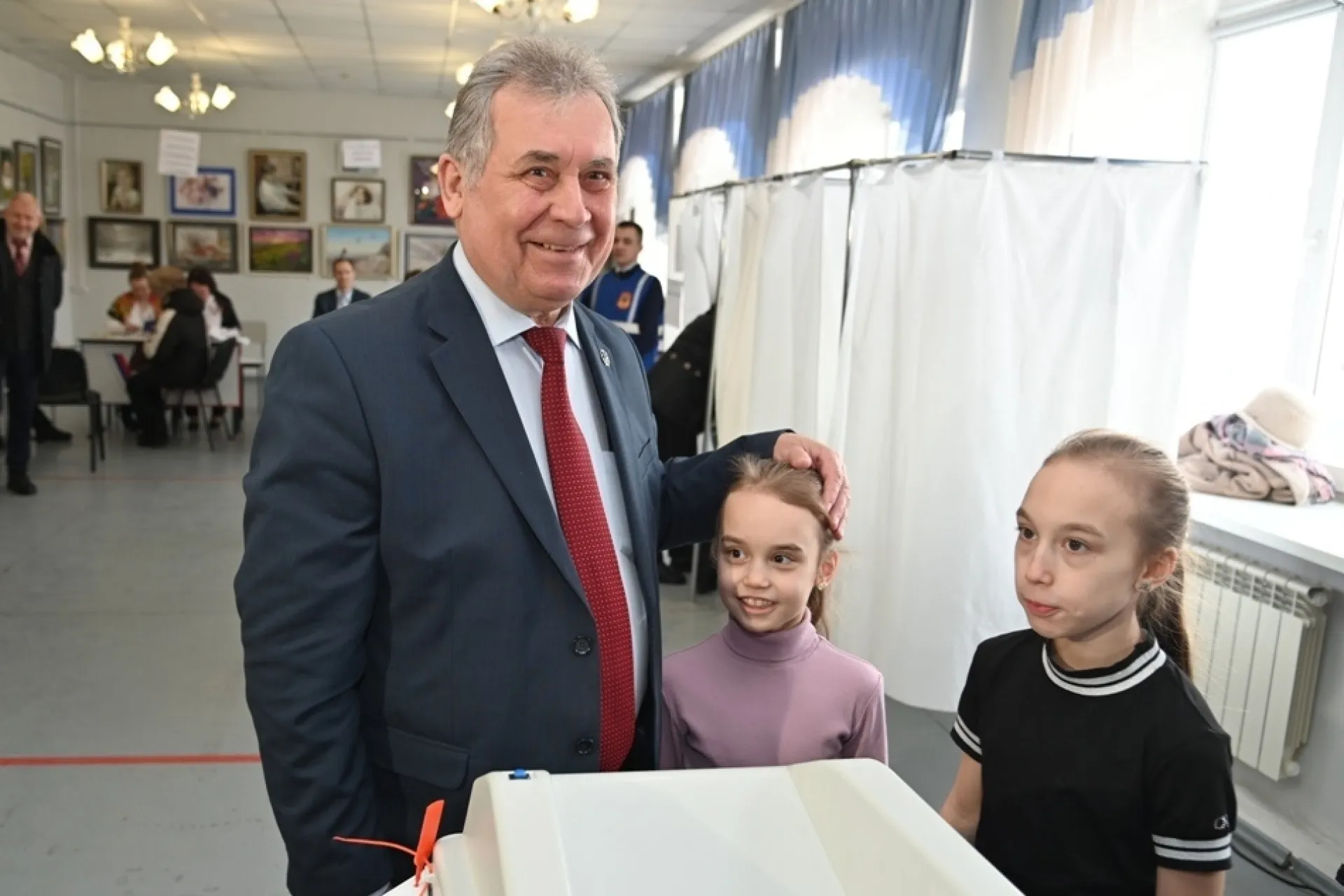 Председатель Алтайского краевого Заксобрания пришёл на выборы президента со своими внучками Председатель Алтайского краевого Заксобрания пришёл на выборы президента со своими внучками