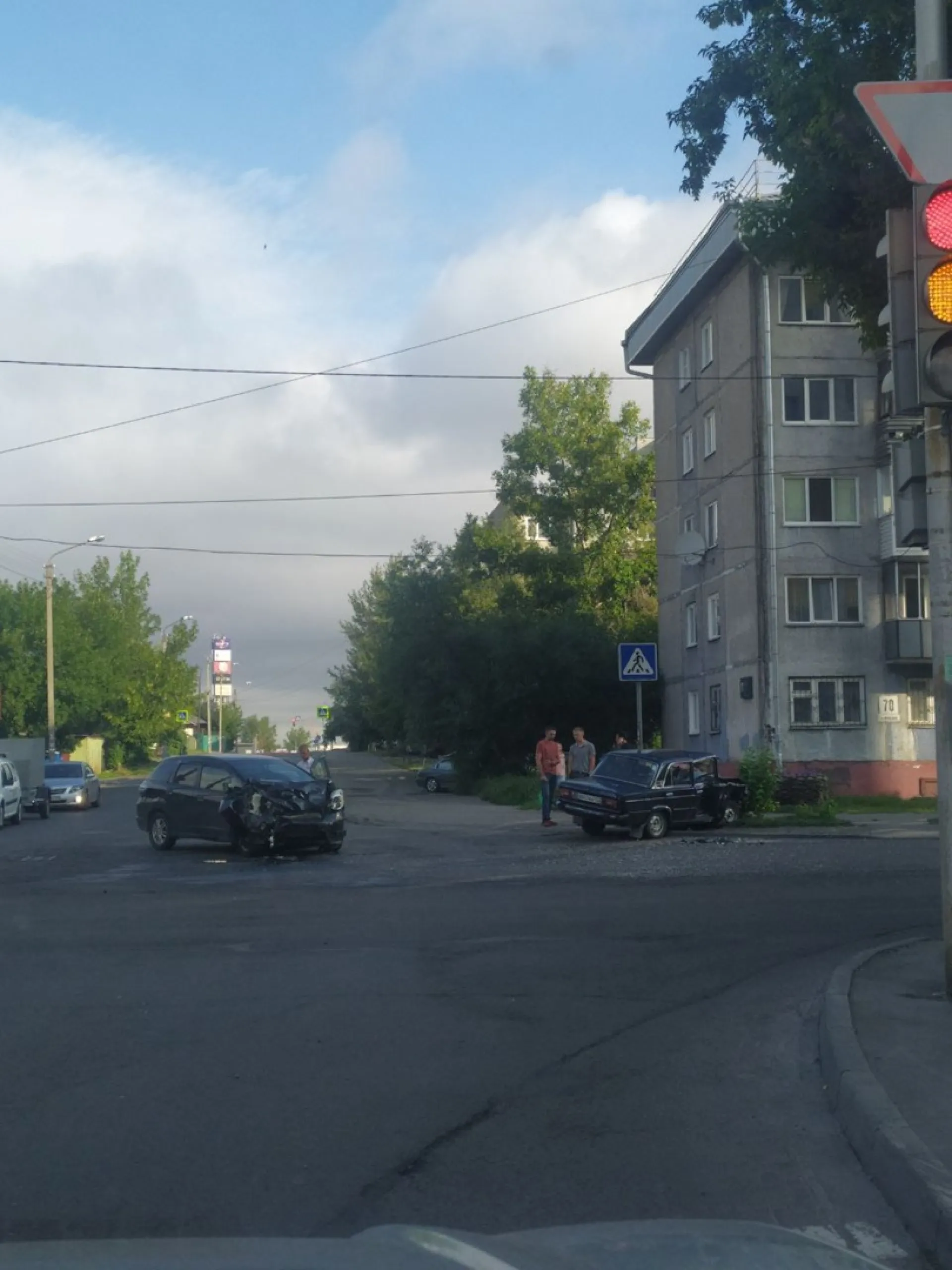 Машины столкнулись на барнаульском перекрёстке