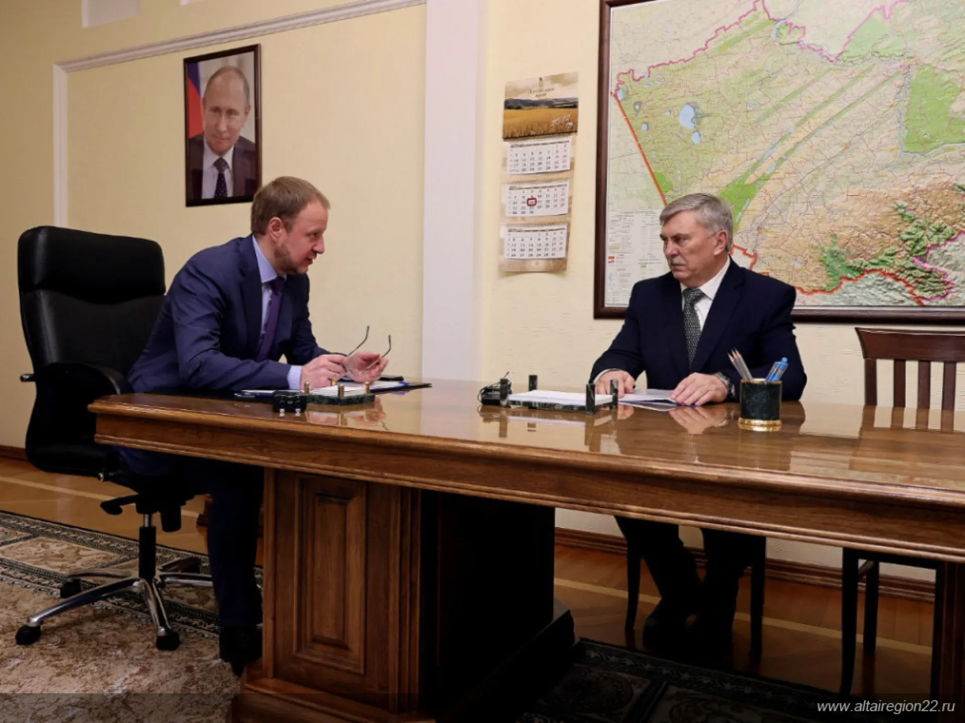 Губернатор Алтайского края Виктор Томенко провел рабочую встречу с и. о. главы Хабарского района Владимиром Бусыгиным Губернатор Алтайского края Виктор Томенко провел рабочую встречу с и. о. главы Хабарского района Владимиром Бусыгиным