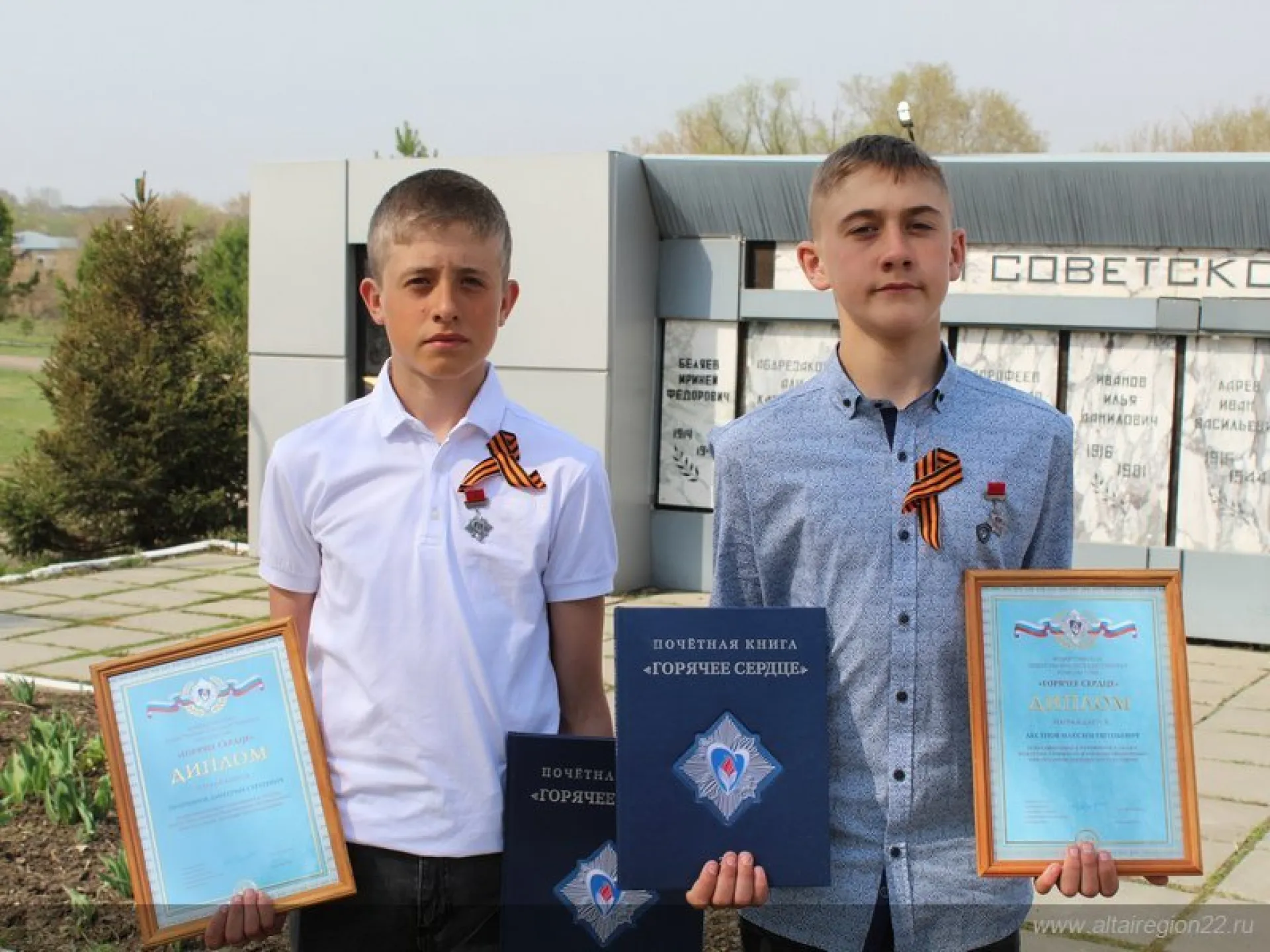 Школьники спасли тонущего в пруду ребёнка в Алтайском крае