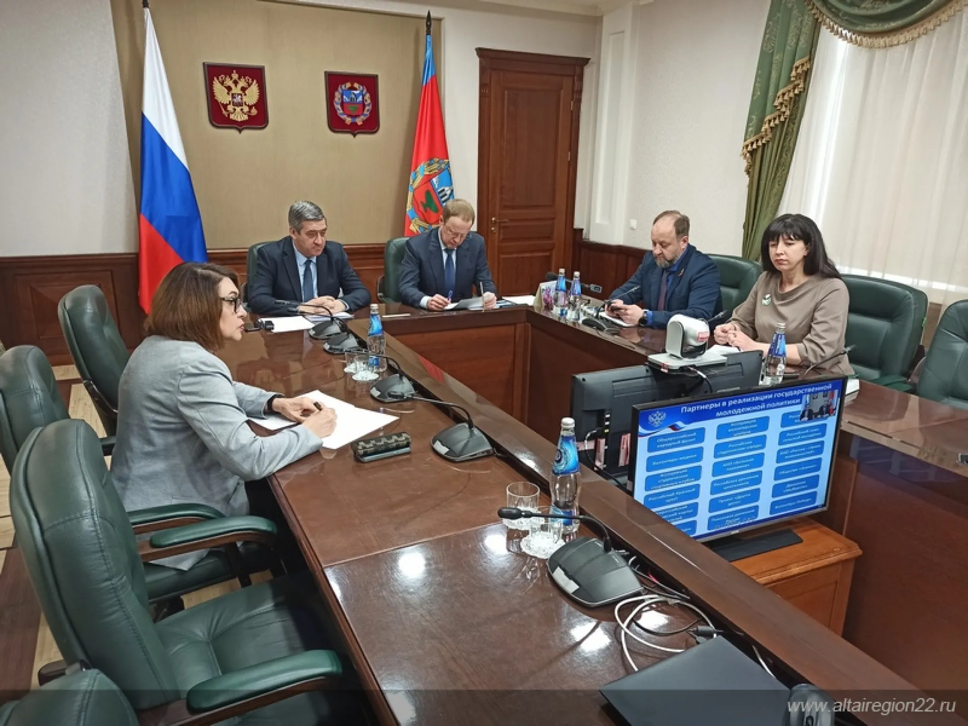 Виктор Томенко принял участие в окружном совещании с главами Сибири о реализации государственной молодежной политики