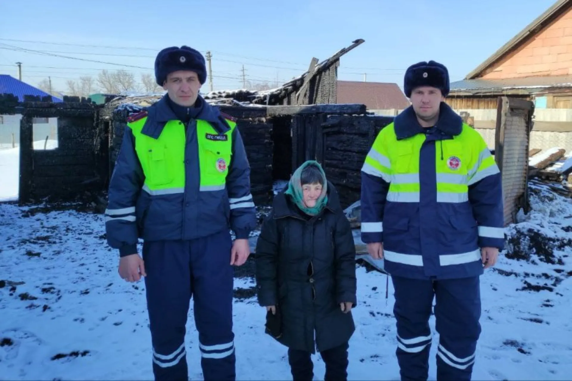 Полицейские спасли пенсионерку из горящего дома в Топчихинском районе Полицейские спасли пенсионерку из горящего дома в Топчихинском районе