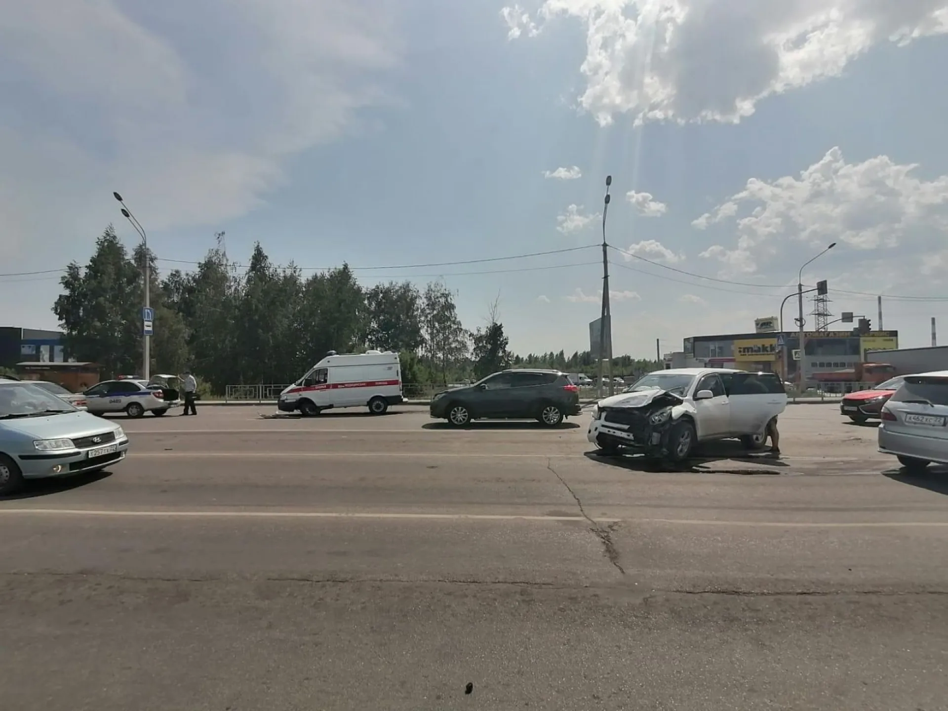 Автомобиль скорой помощи столкнулся с легковушкой в Барнауле