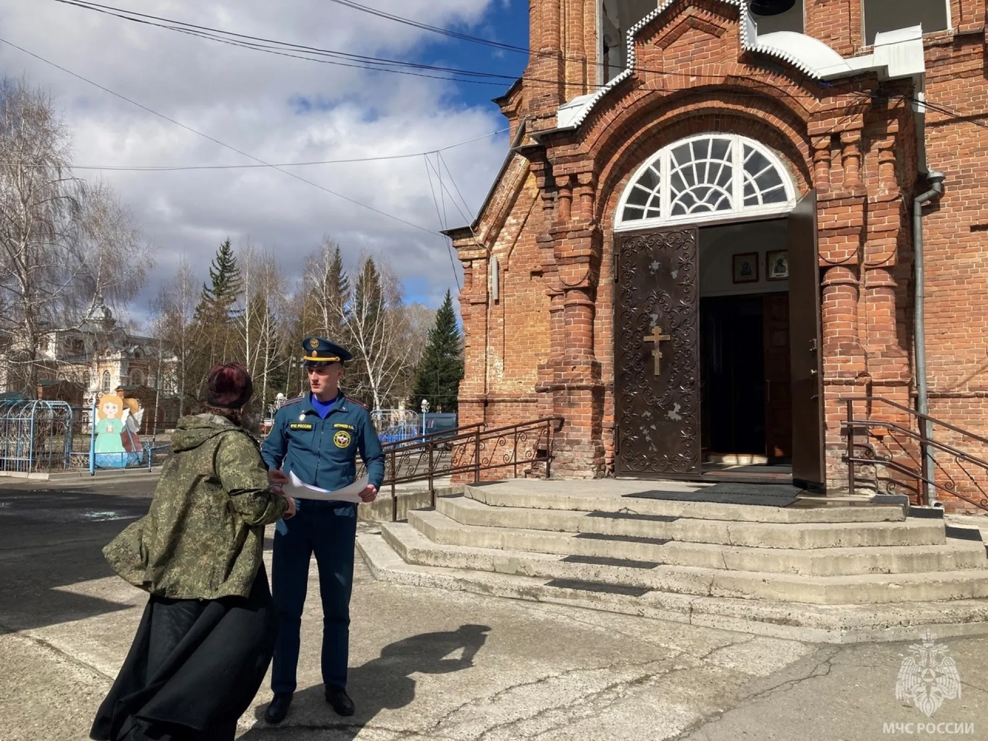 Сотрудники МЧС провели рейды, чтобы заранее проверить безопасность храмов Алтайского края перед Пасхой