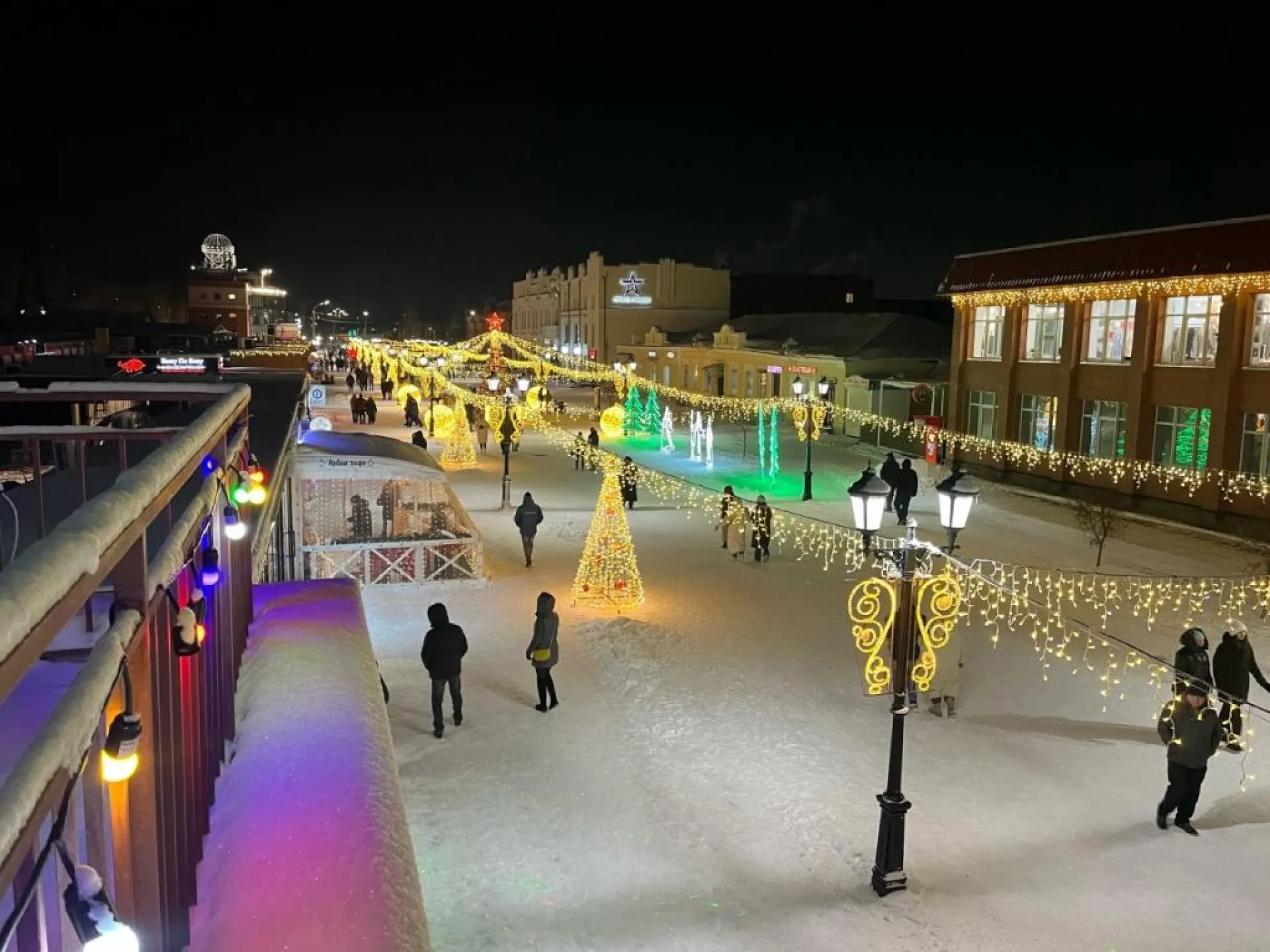 Новогодний городок начал работу на улице Мало-Тобольской в Барнауле. Фото