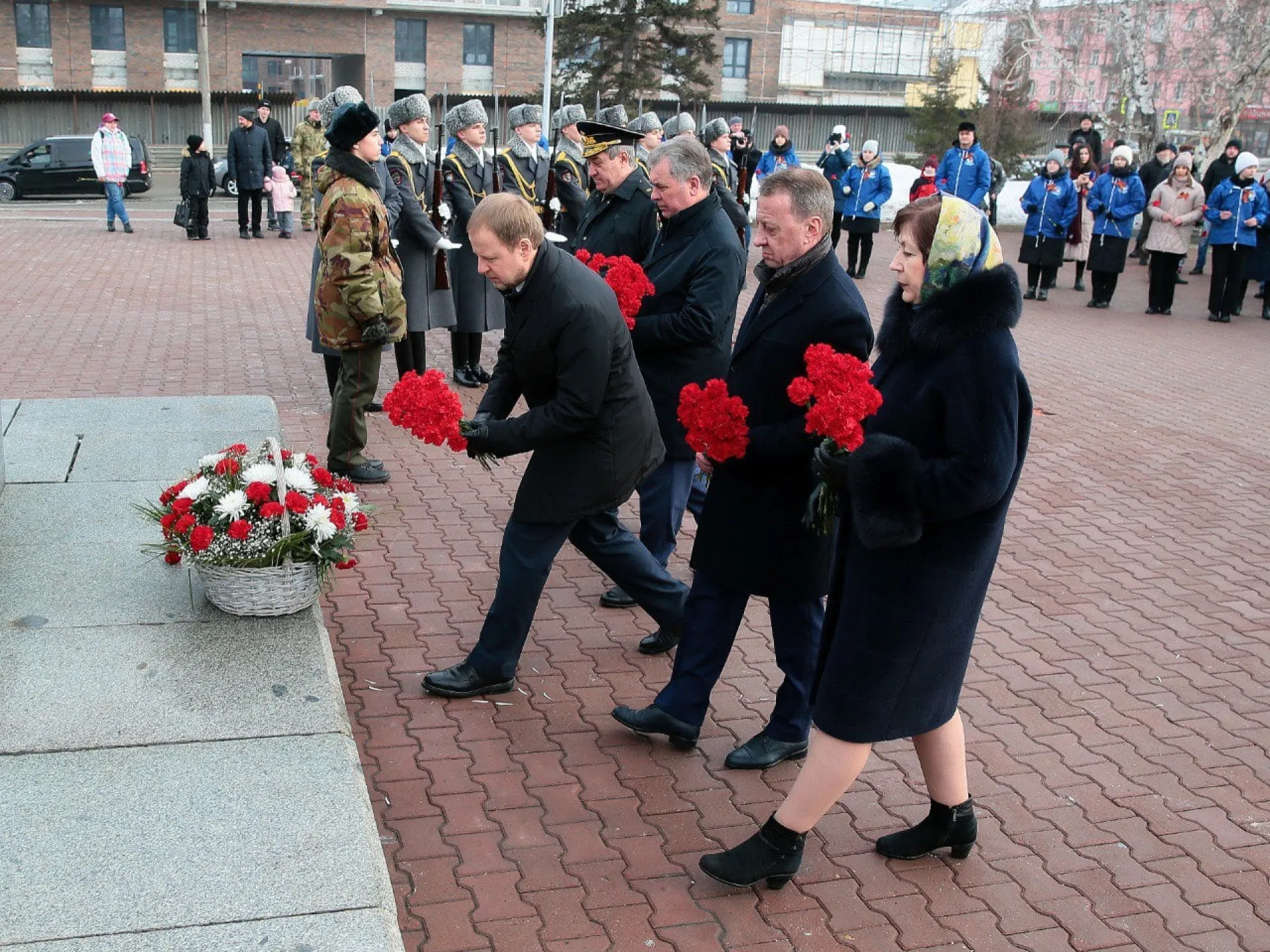 Виктор Томенко возложил цветы к Мемориалу Славы в День защитника Отечества
