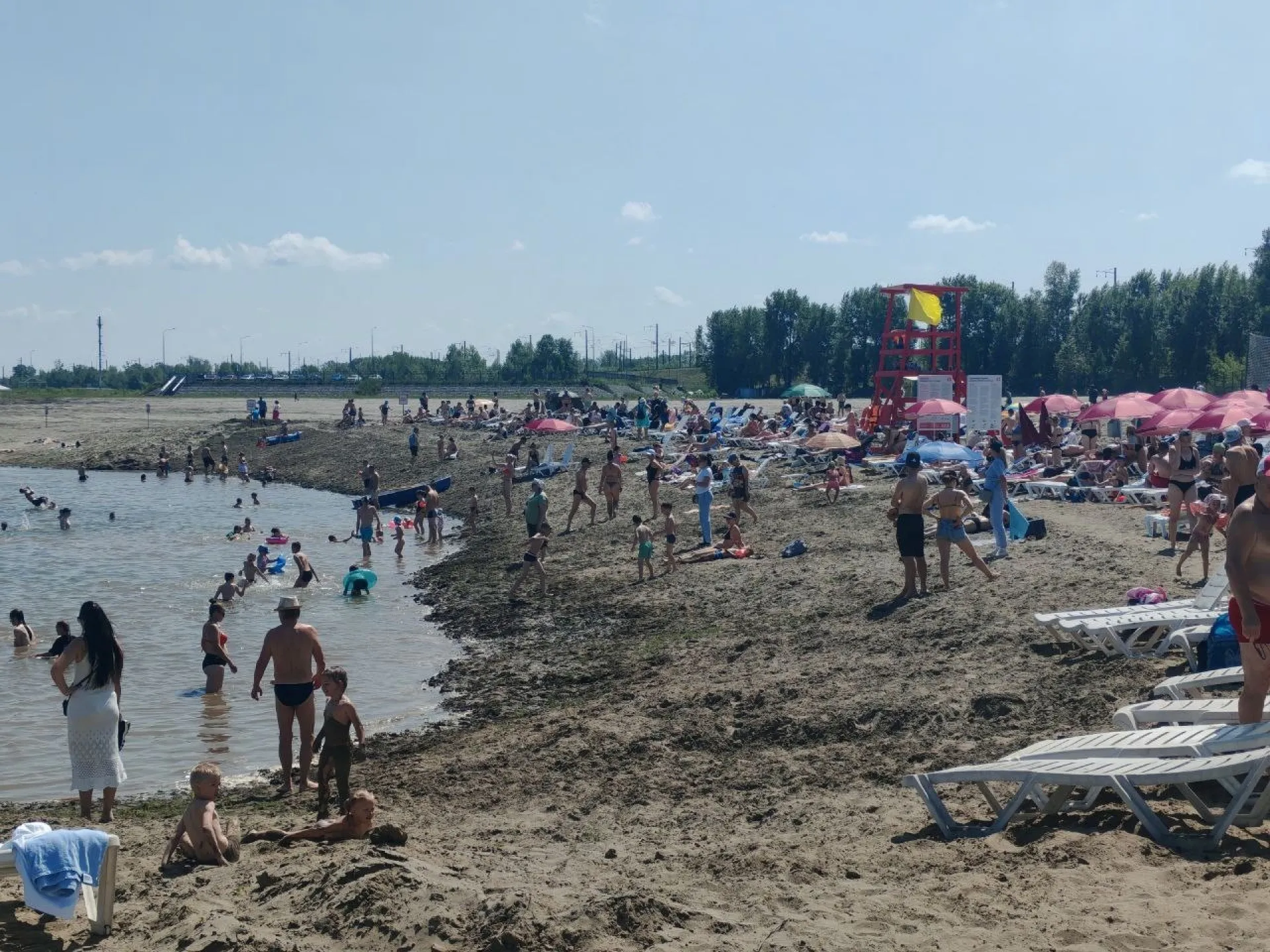 Десятки барнаульцев приехали отдохнуть на новый пляж Десятки барнаульцев приехали отдохнуть на новый пляж