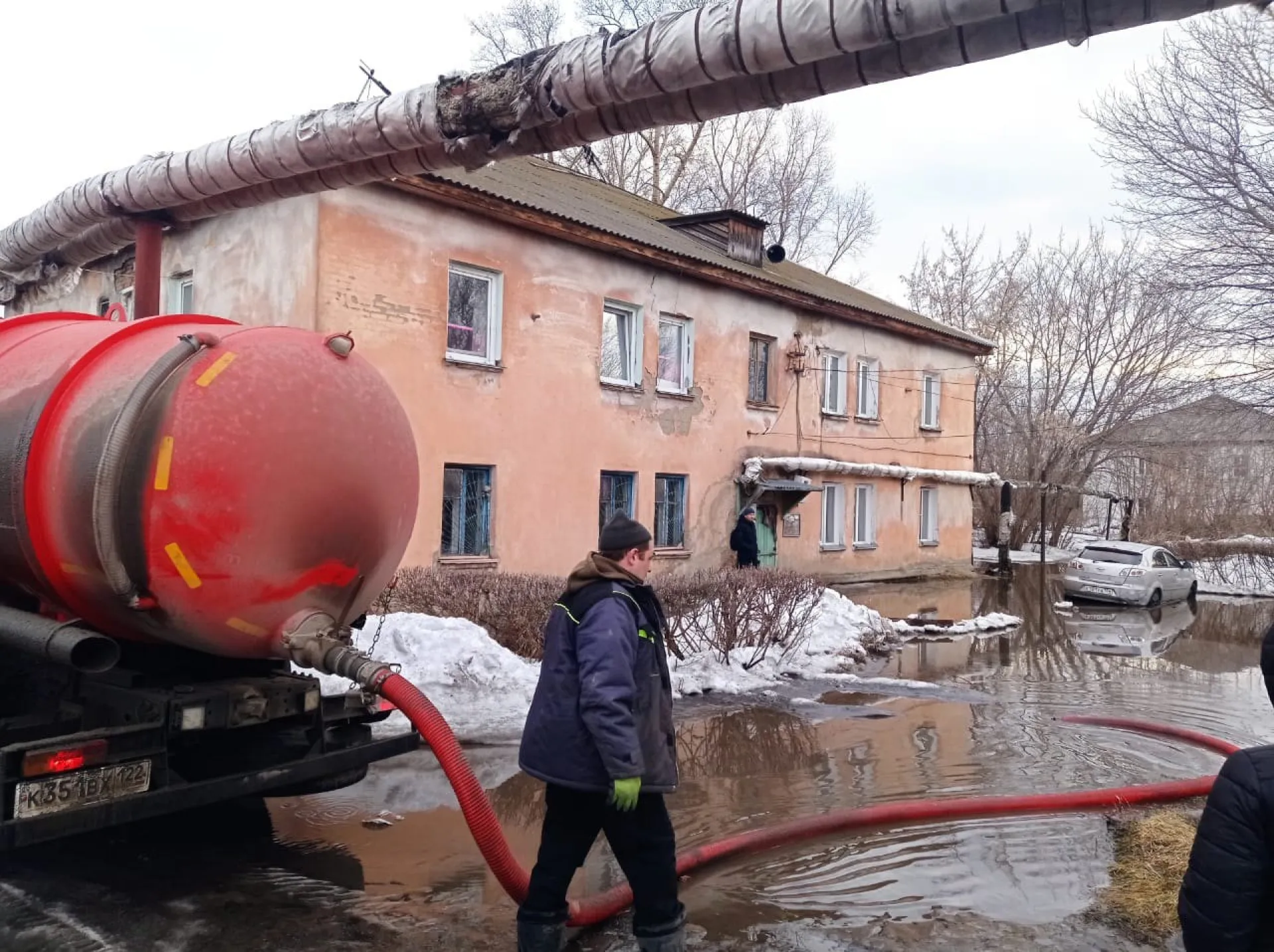 Коммунальные службы продолжают откачивать воду на улицах Бийска Коммунальные службы продолжают откачивать воду на улицах Бийска
