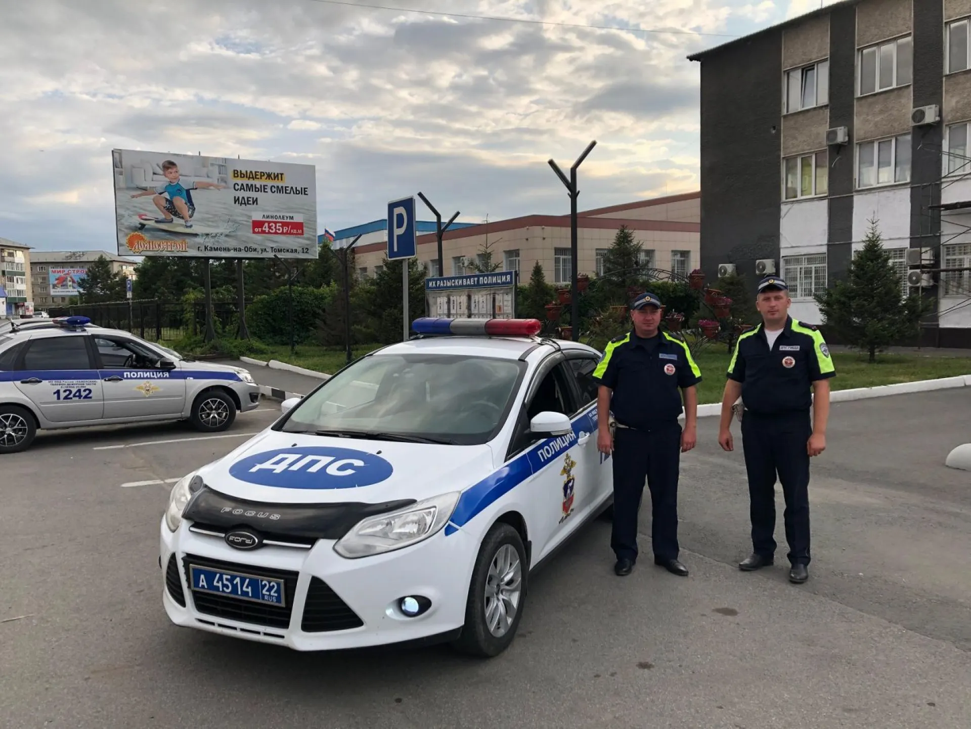 Инспекторы ДПС спасли семью из горящего дома в Камне-на-Оби