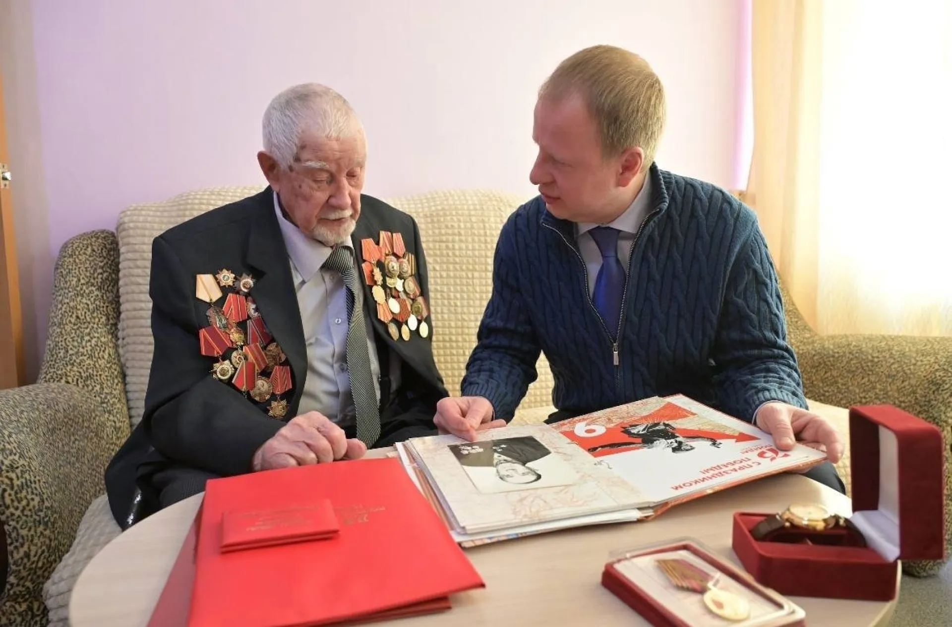 С 100-летним ветераном войны встретился губернатор Алтайского края С 100-летним ветераном войны встретился губернатор Алтайского края