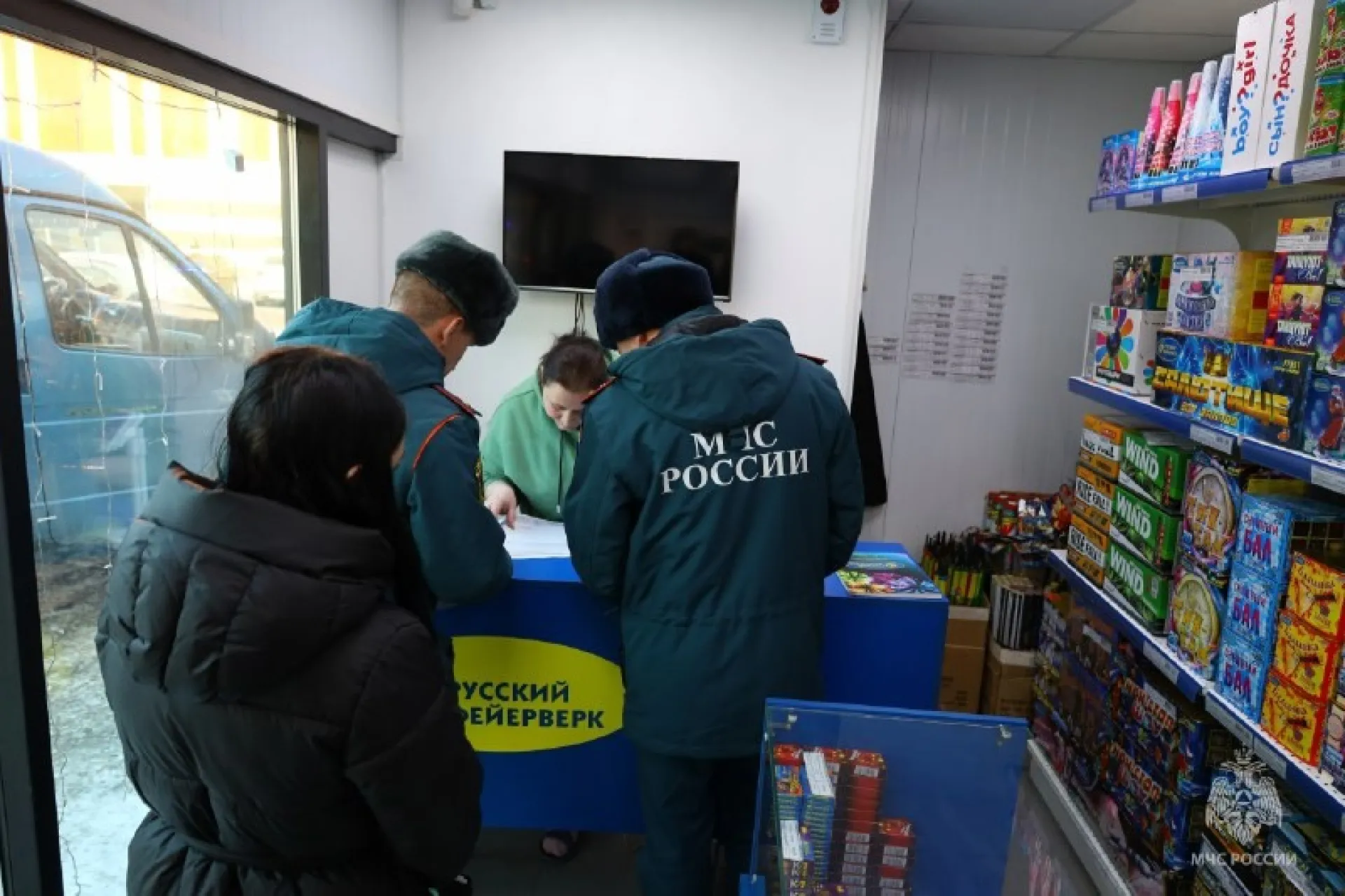 Рейды по точкам продажи пиротехники проводят в Алтайском крае