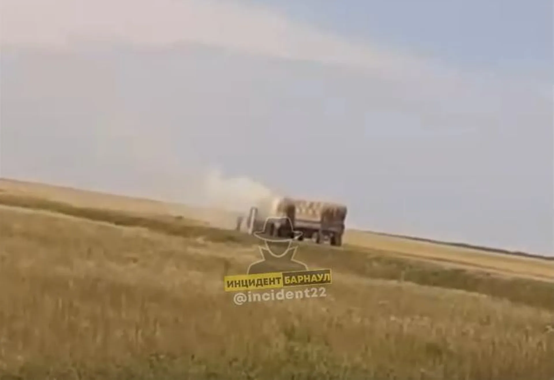 Сено задымилось на грузовом автомобиле в Алтайском крае 