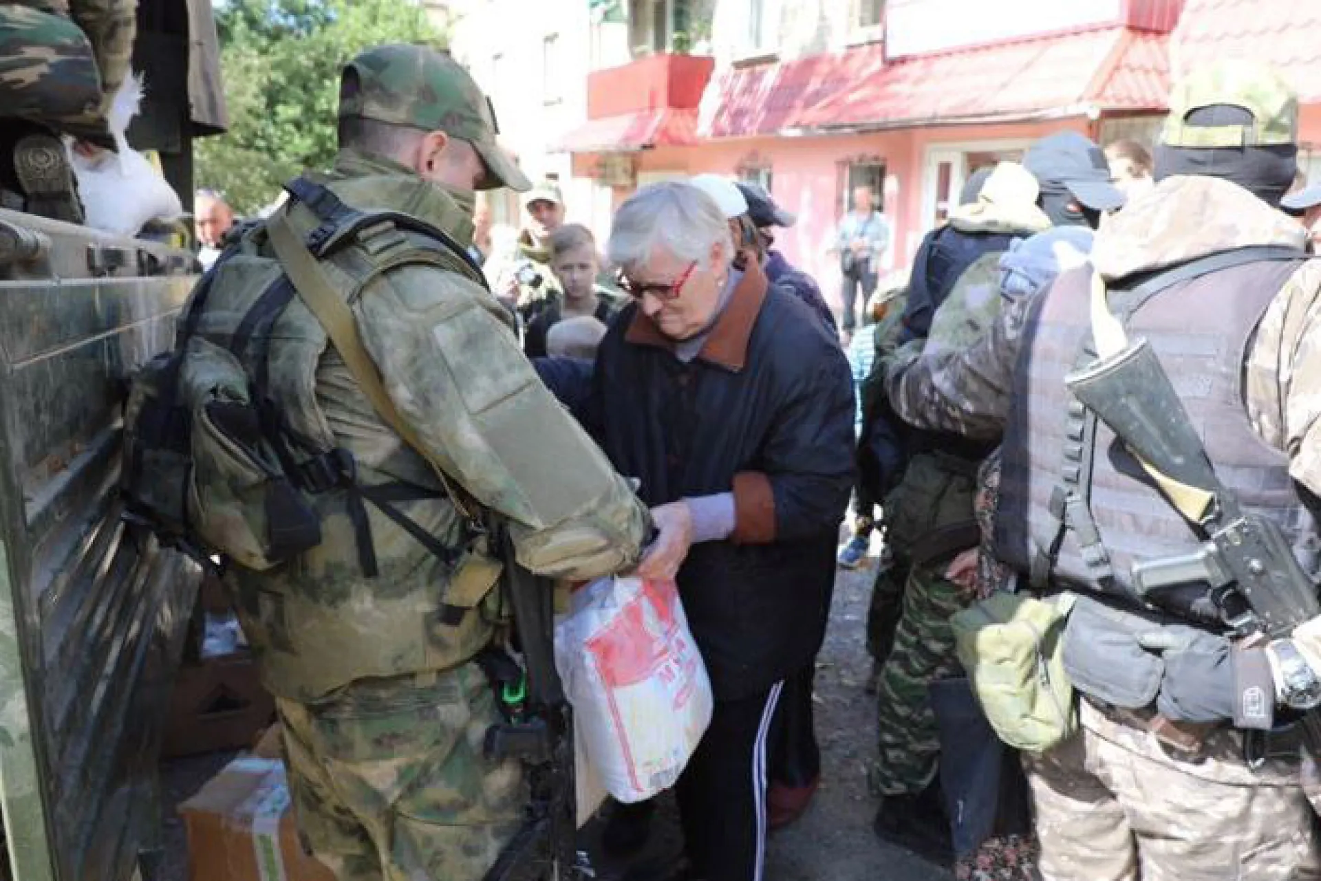21 тонну гуманитарного груза доставили в ЛНР из Алтайского края 21 тонну гуманитарного груза доставили в ЛНР из Алтайского края