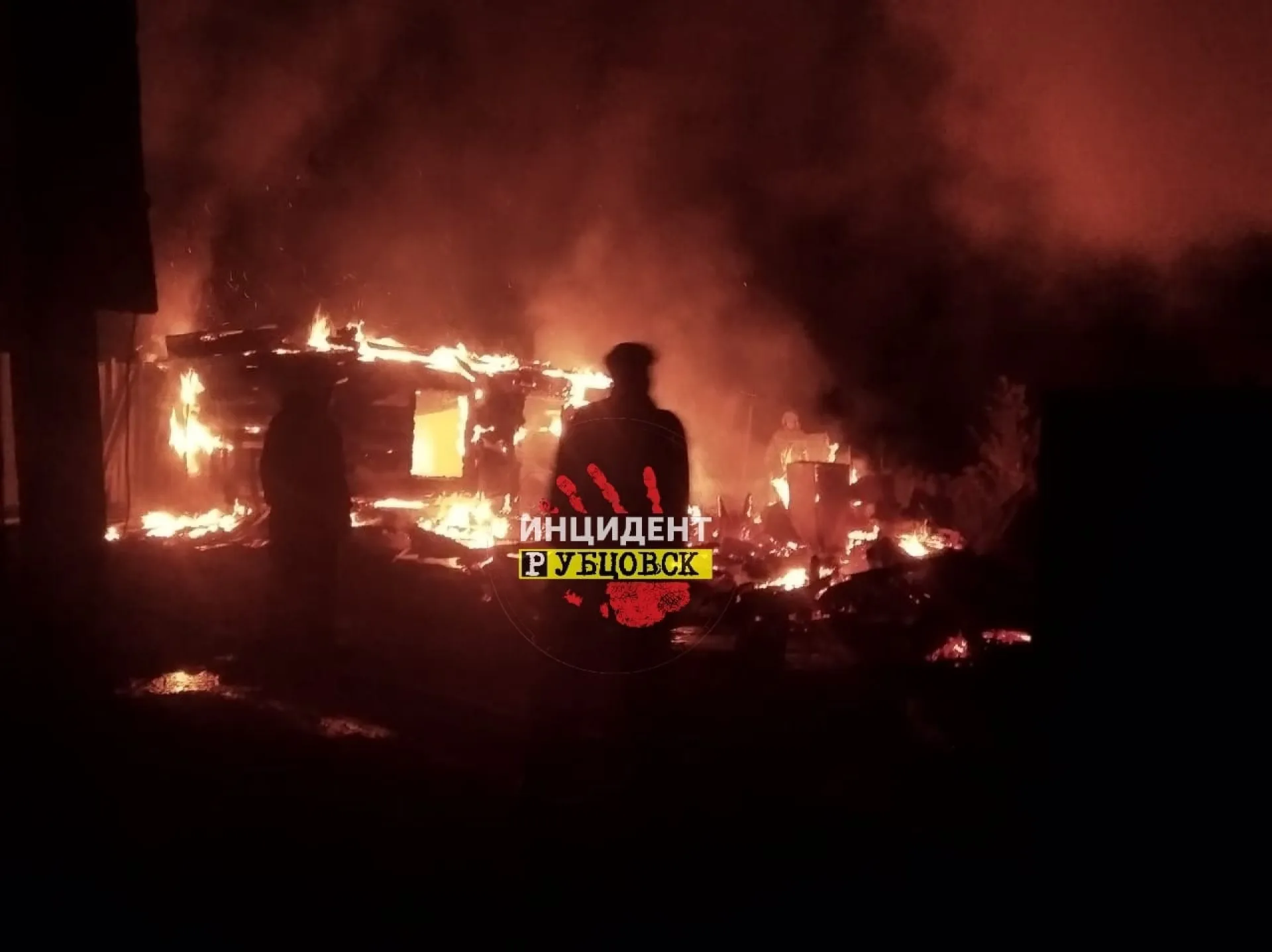 Два дачных дома сгорели ночью в Рубцовске