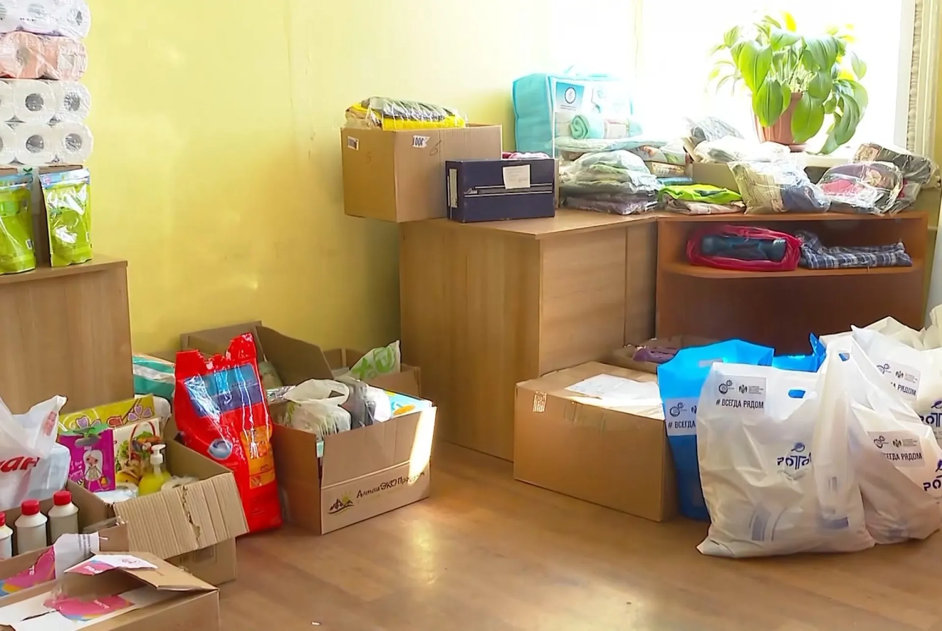 Гуманитарную помощь собирают в Алтайском крае для отправки в Донбасс Гуманитарную помощь собирают в Алтайском крае для отправки в Донбасс