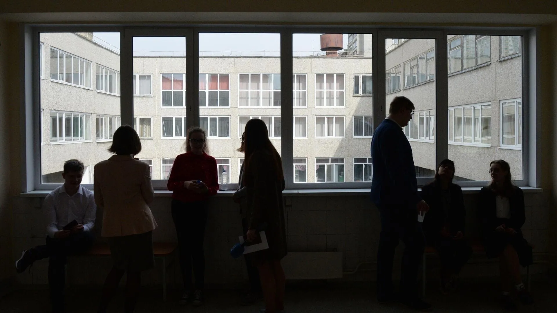 Учащихся одной из школ Новоалтайска эвакуировали из-за распыленного неизвестного вещества