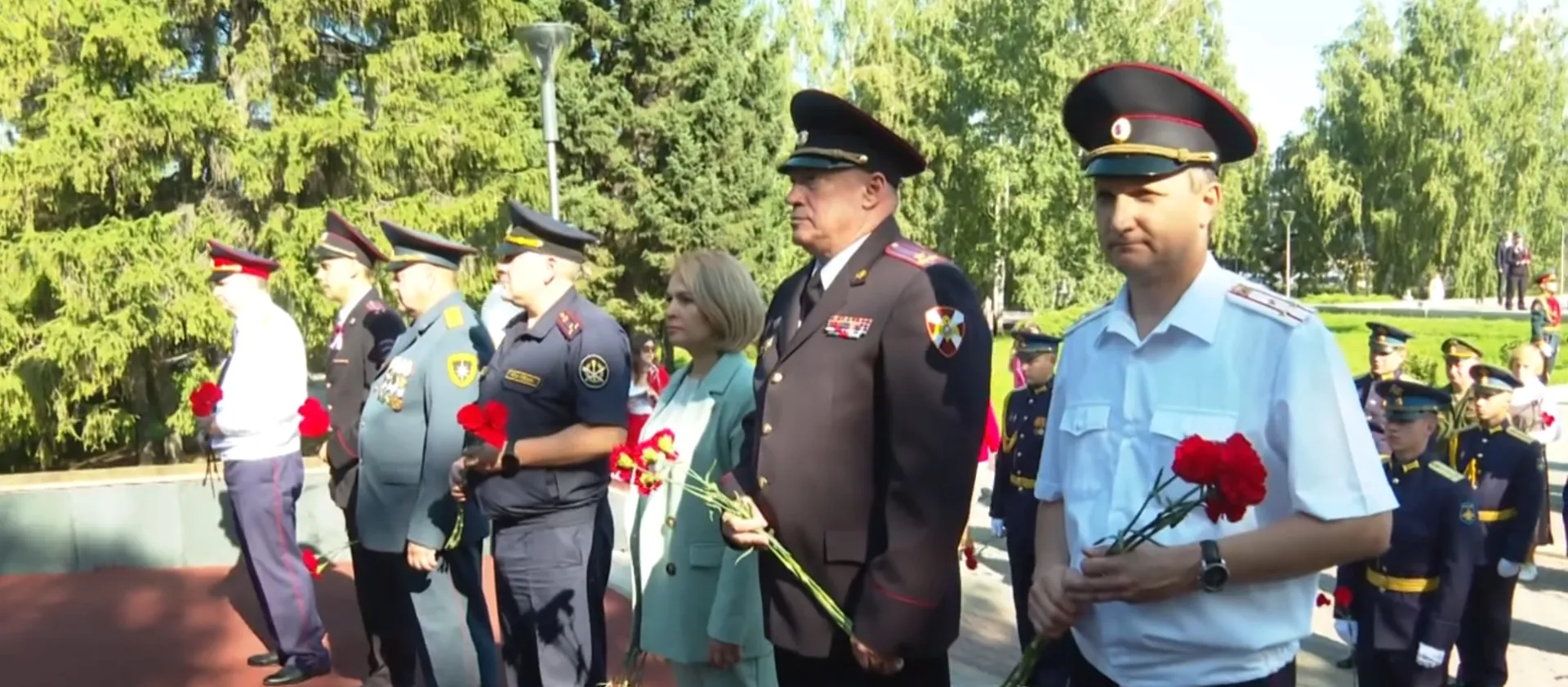 Виктор Томенко возложил цветы к Мемориалу Славы в честь 80-летия победы в Курской битве