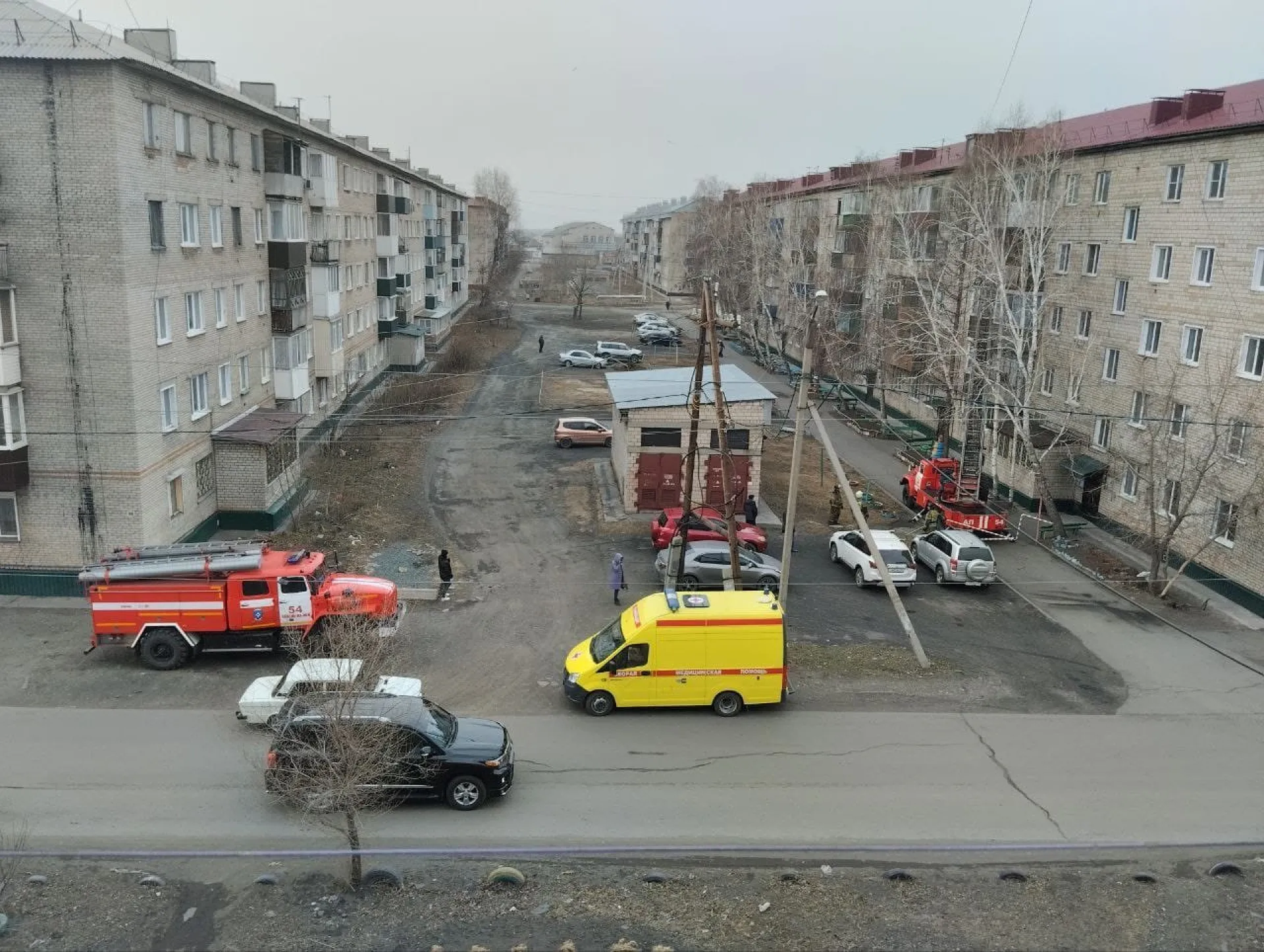 Спасатели из Камня-на-Оби залезли на четвертый этаж дома для спасения пожилой женщины Спасатели из Камня-на-Оби залезли на четвертый этаж дома для спасения пожилой женщины