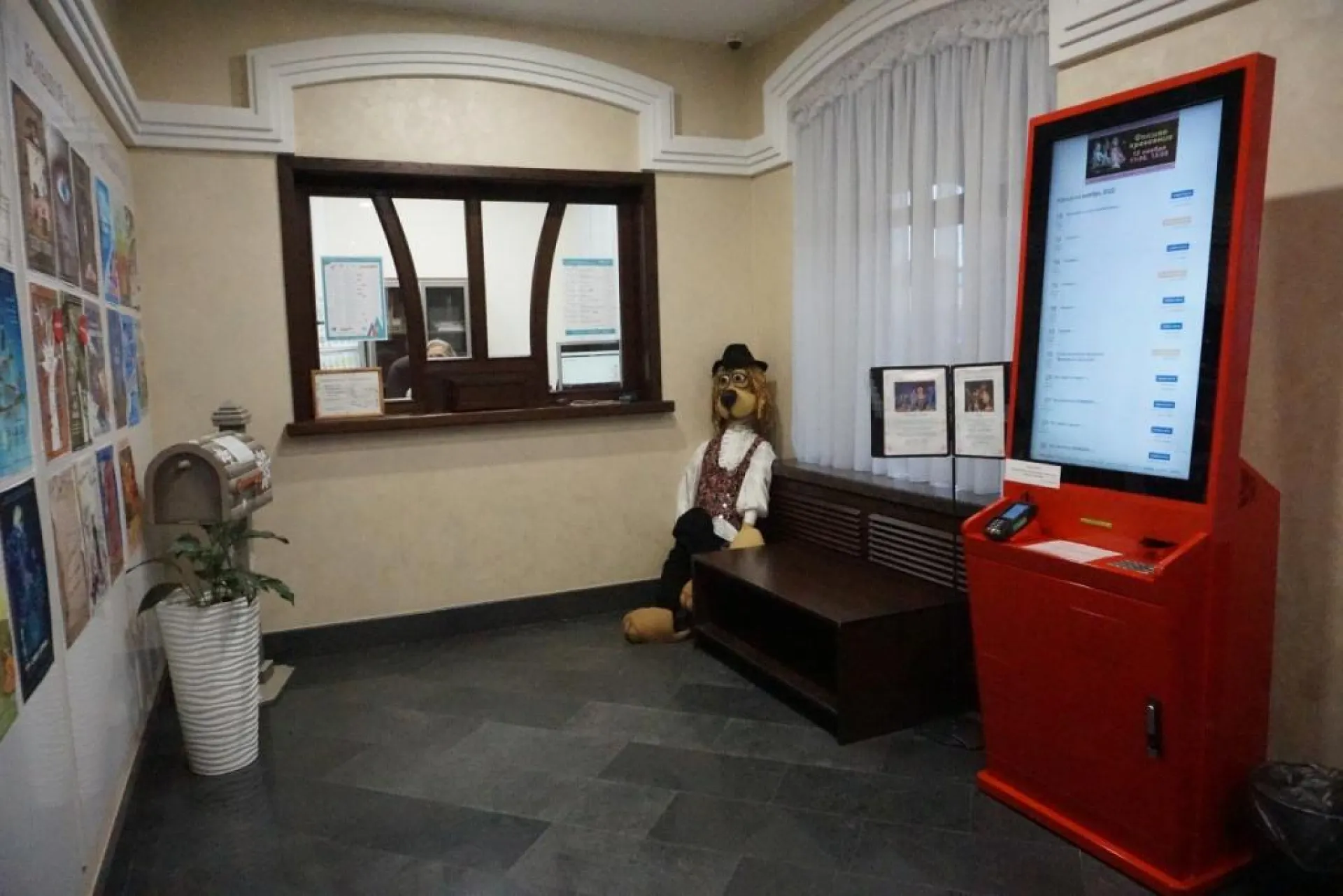 В барнаульском театре начал работать автомат для продажи билетов В барнаульском театре начал работать автомат для продажи билетов
