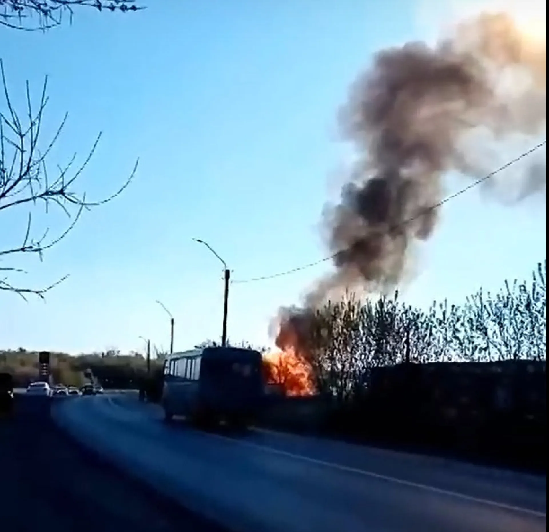 В Новоалтайске горит склад рядом с газовой заправкой