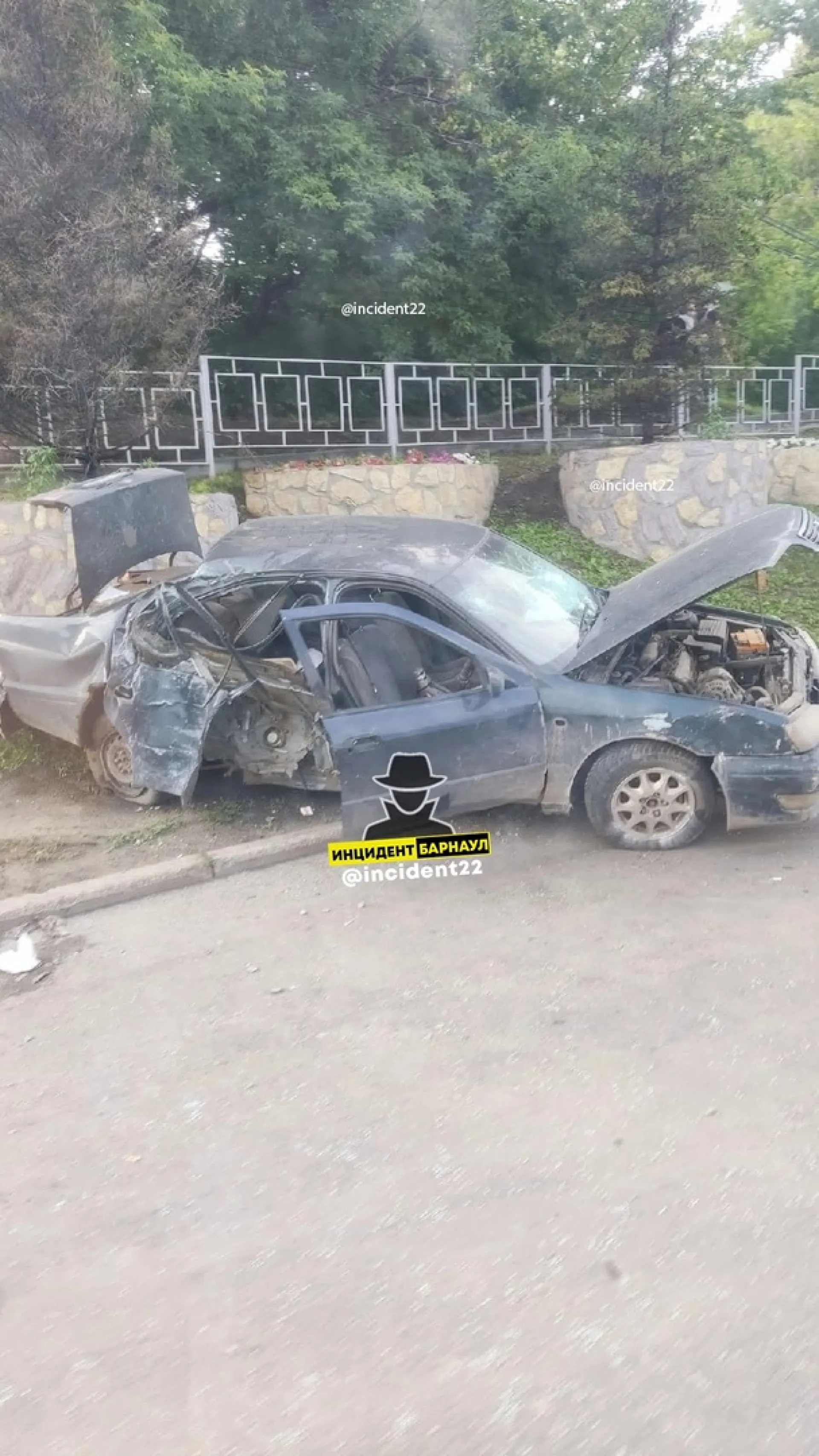 Автомобиль врезался в столб в Барнауле Автомобиль врезался в столб в Барнауле