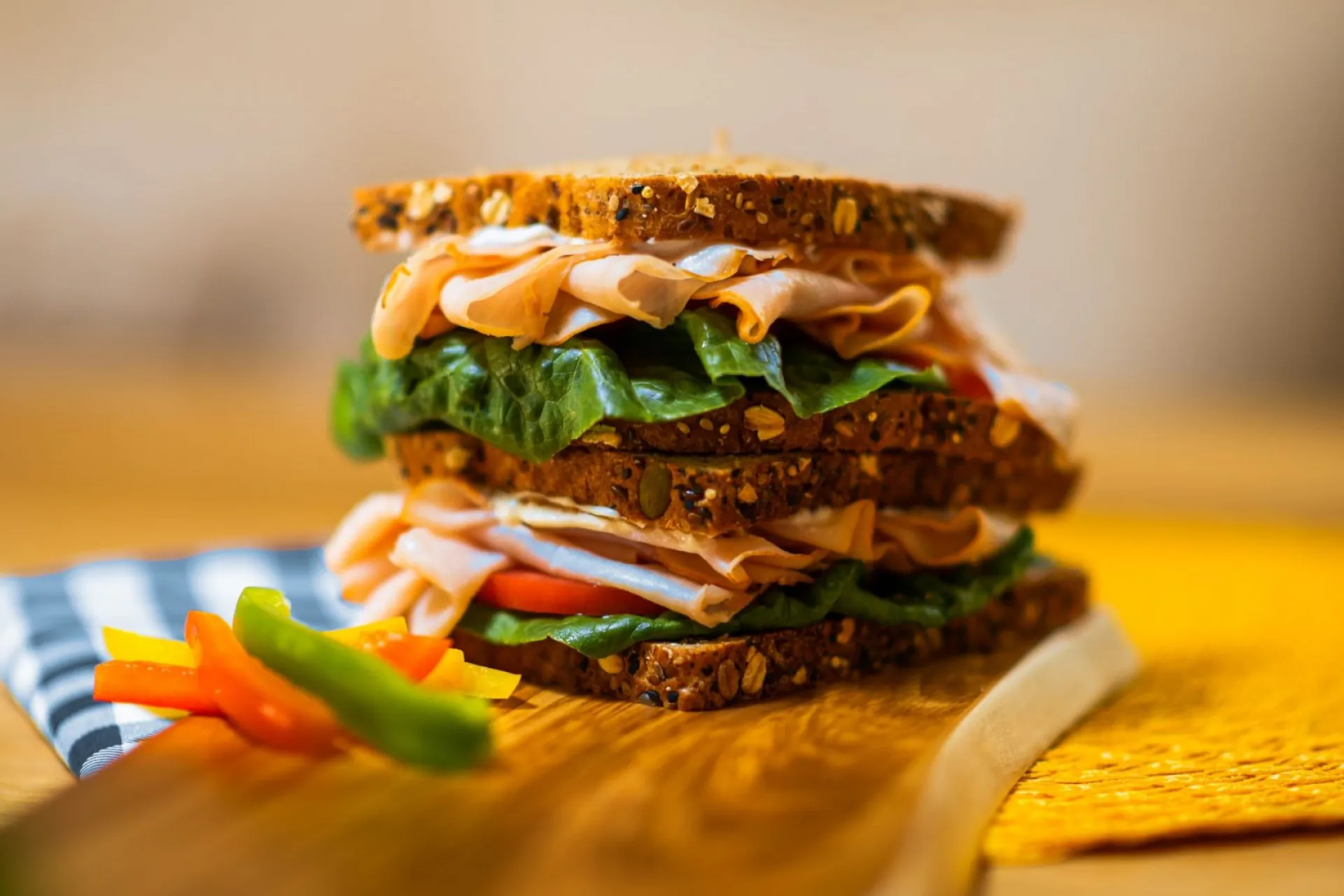 Нейросеть составила топ-10 простых и вкусных бутербродов на завтрак