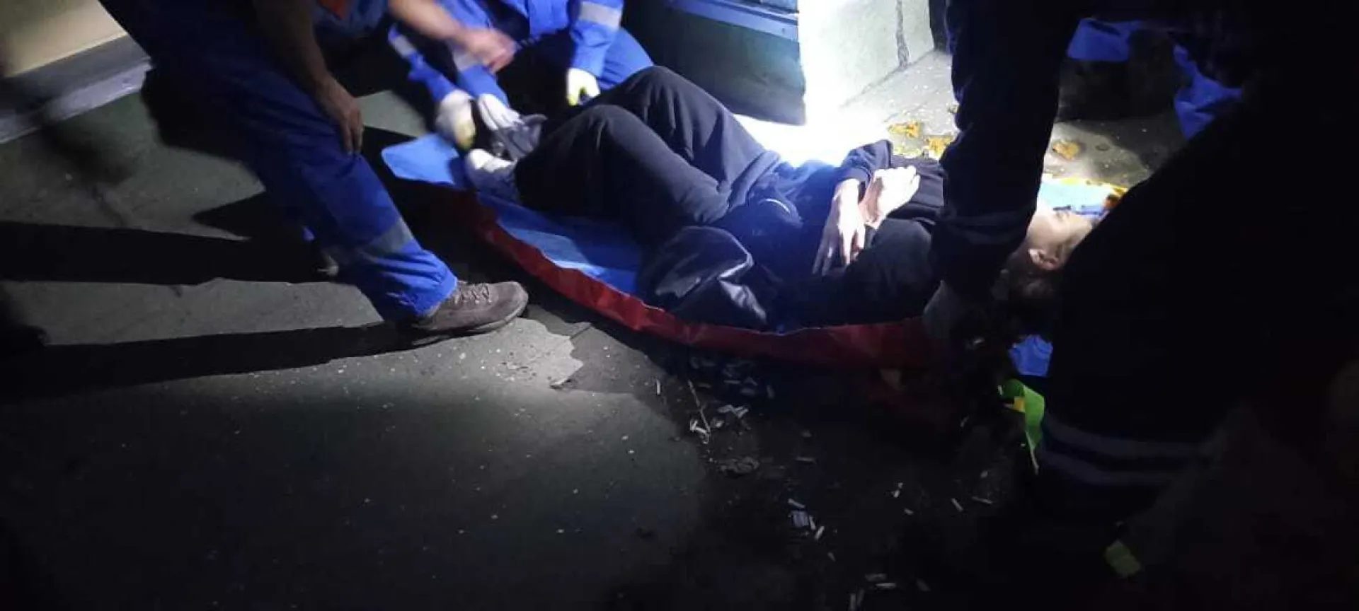 19-летняя девушка, пытаясь спасти котёнка, сорвалась с крыши 13-этажного дома в Барнауле