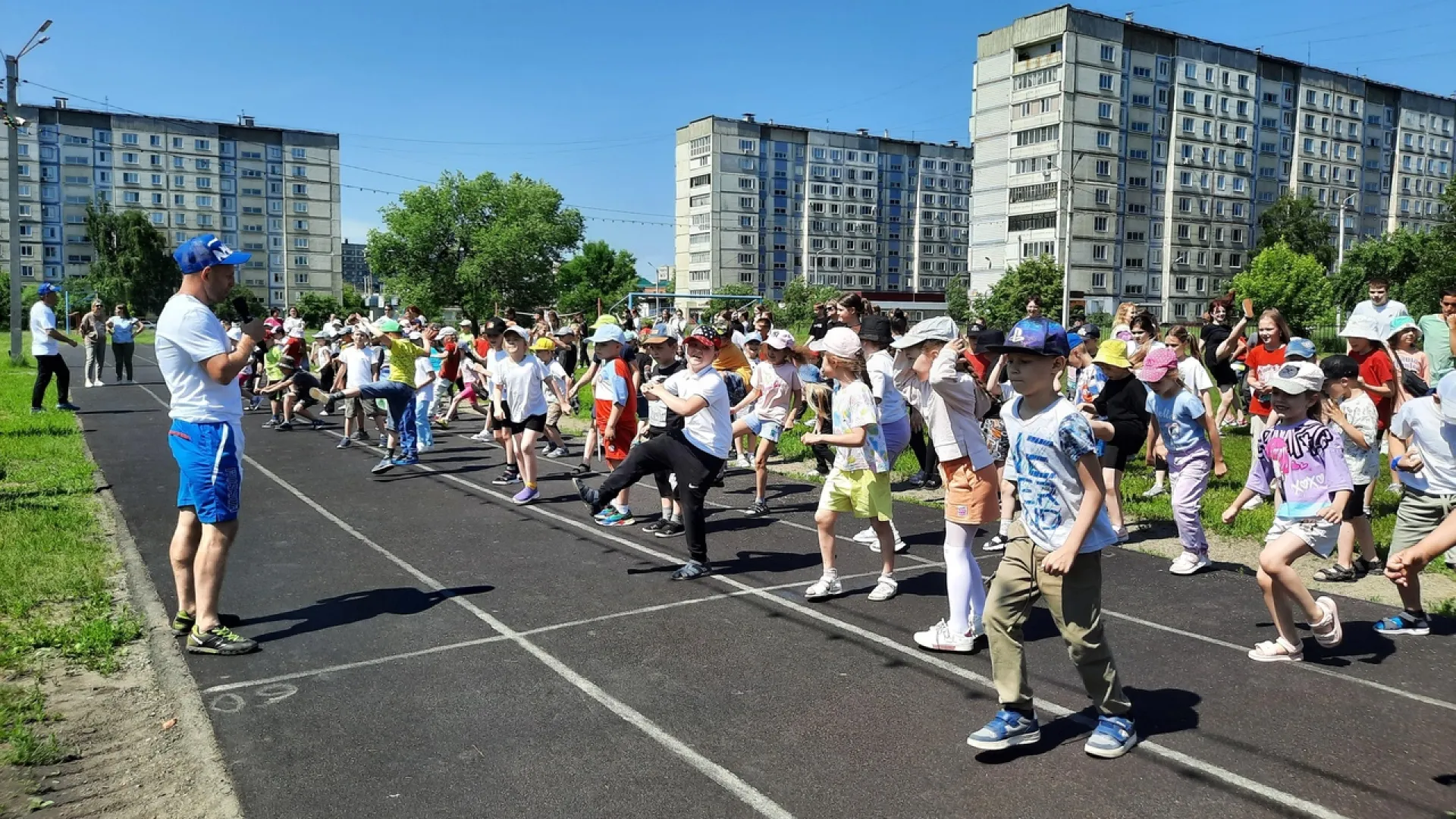 Чемпионы России и Европы провели тренировку для школьников в Бийске Чемпионы России и Европы провели тренировку для школьников в Бийске