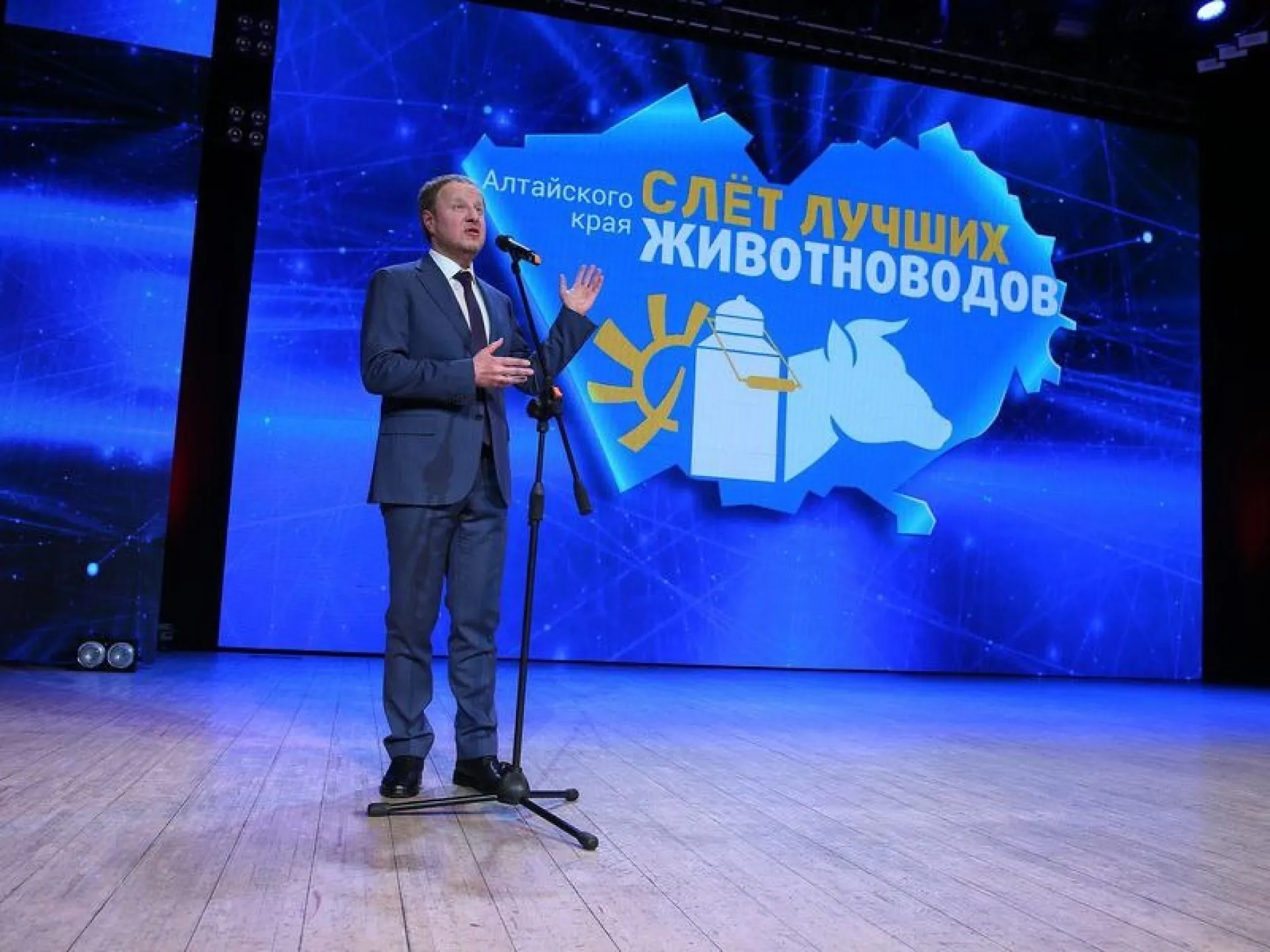Виктор Томенко поручил Минсельхозу региона ускорить доведение средств господдержки до аграриев Алтайского края Виктор Томенко поручил Минсельхозу региона ускорить доведение средств господдержки до аграриев Алтайского края
