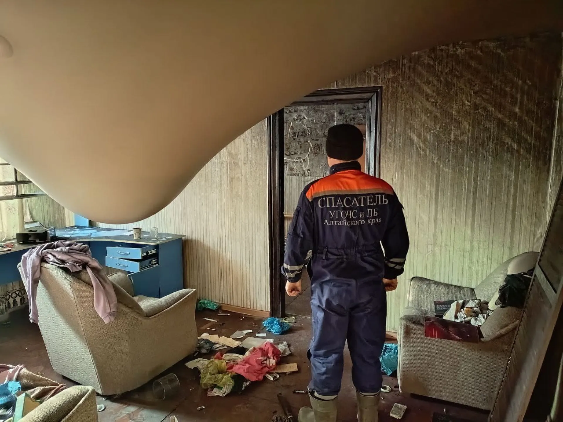 Жильцам аварийной барнаульской двухэтажки разрешили забрать личные вещи из квартир