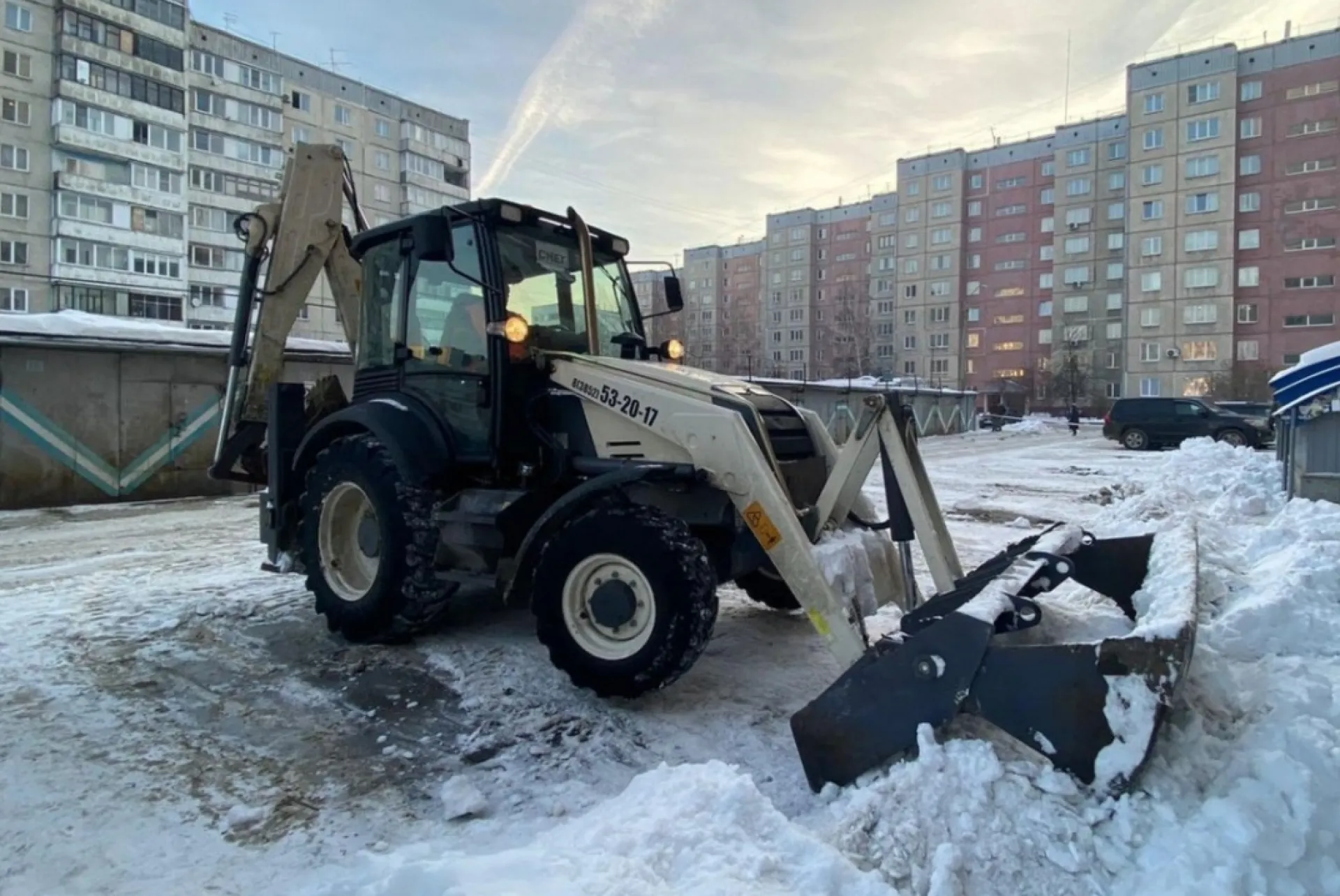 Барнаульская администрация взяла на контроль уборку городских дворов от снега и наледи