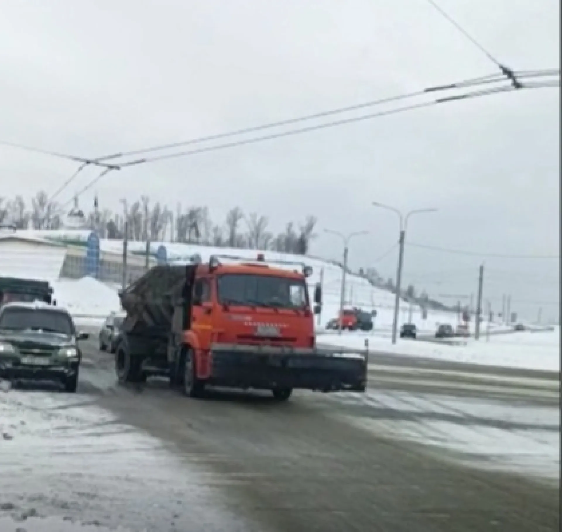 В круглосуточном режиме: как ликвидируют последствия снегопада на улицах Барнаула В круглосуточном режиме: как ликвидируют последствия снегопада на улицах Барнаула