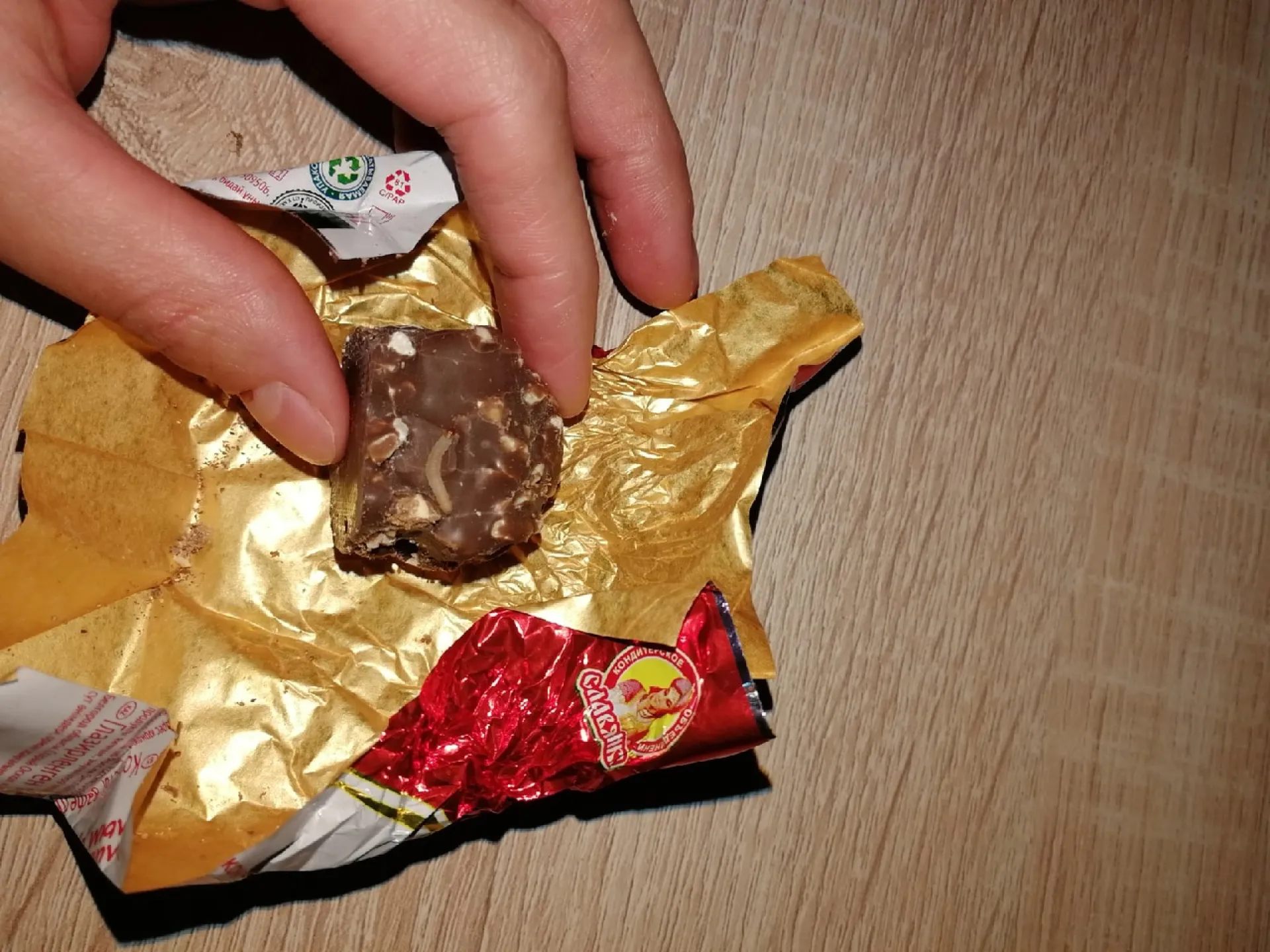 Жительница Барнаула купила на день рождения конфеты с начинкой из червей Жительница Барнаула купила на день рождения конфеты с начинкой из червей