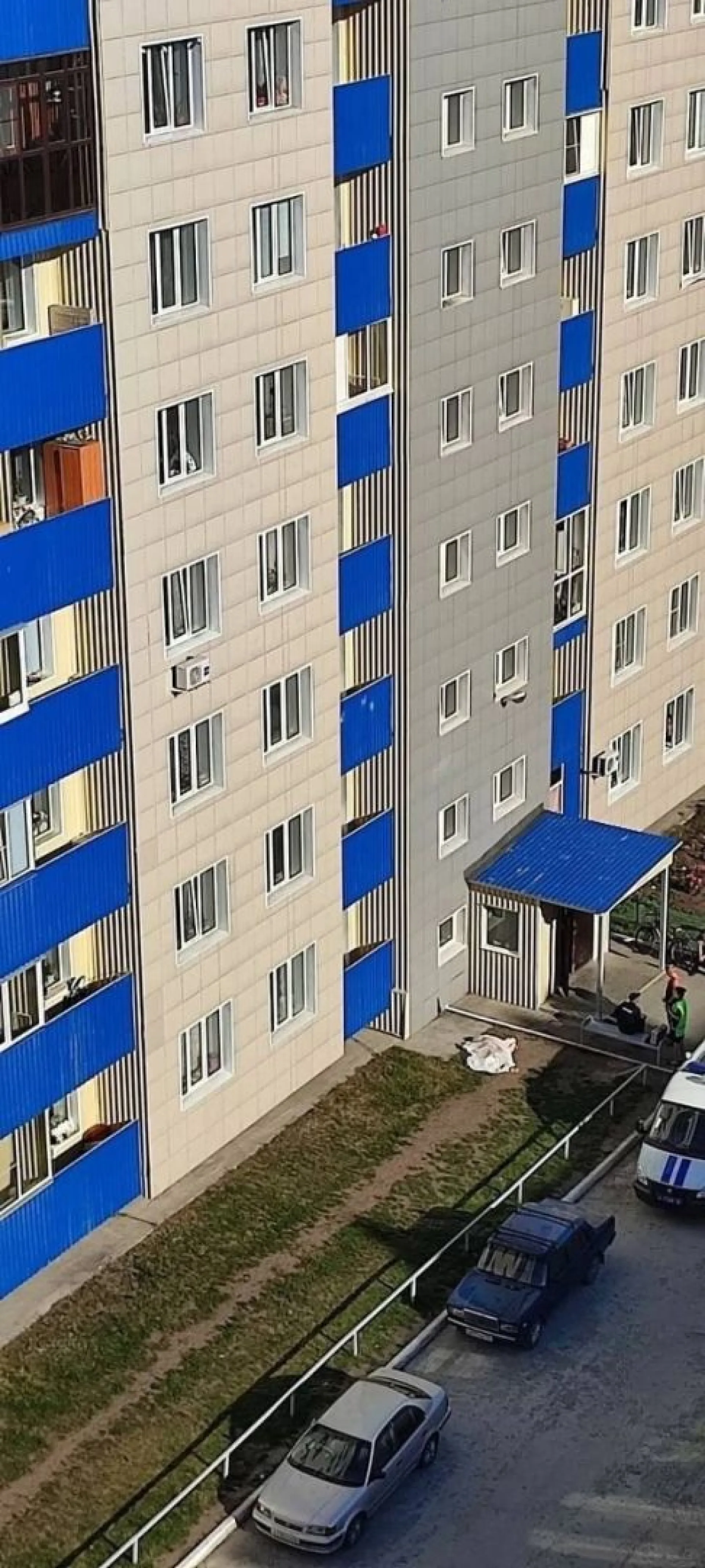 Труп женщины нашли под окнами многоэтажки в Бийске