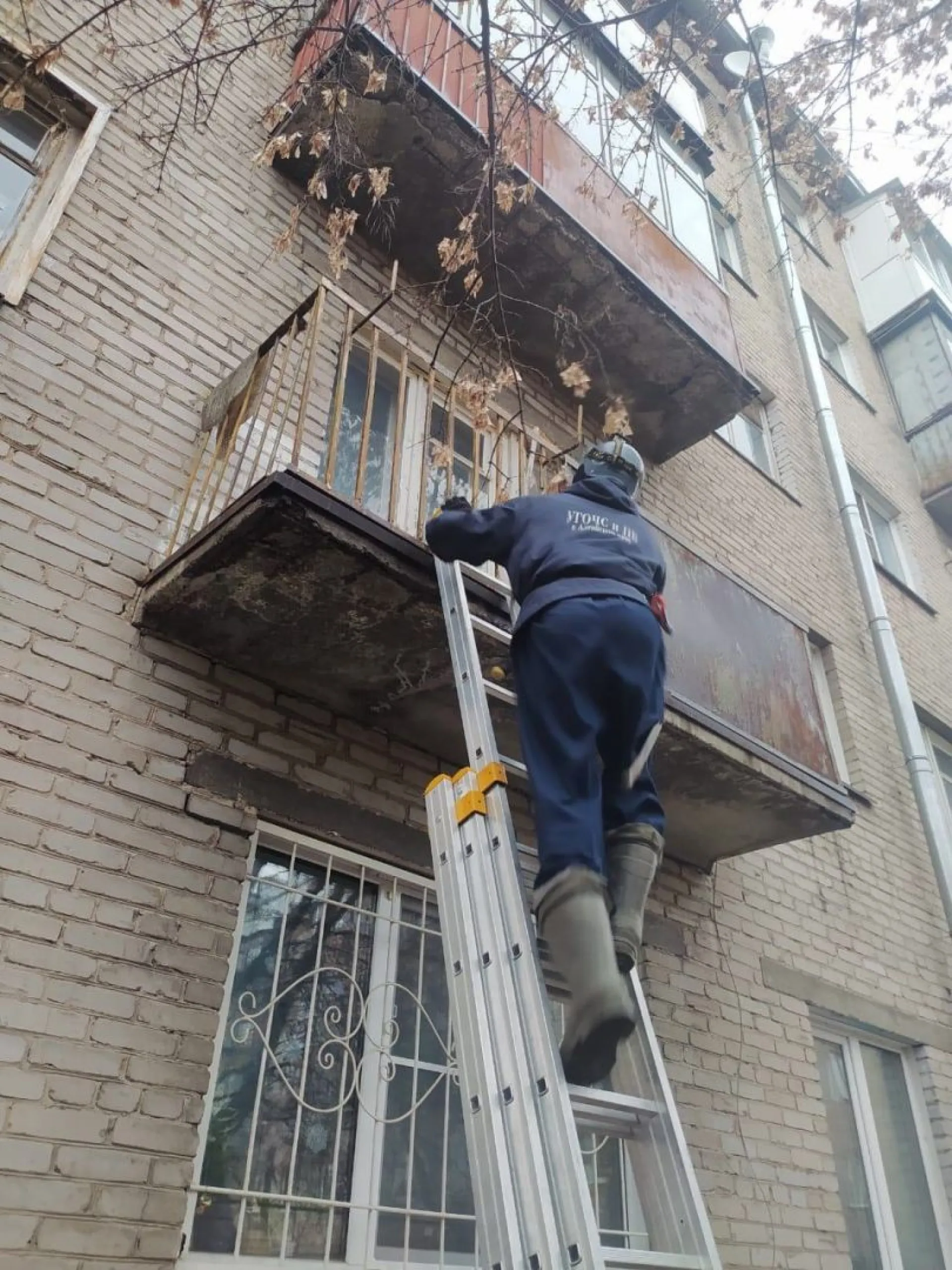 Барнаульские спасатели помогли медикам попасть в квартиру пенсионерки 